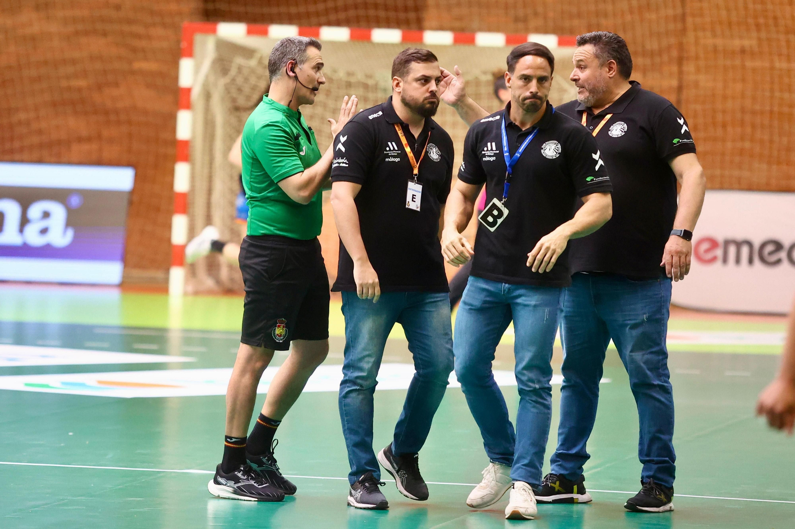 Suso Gallardoy su cuerpo técnico tras dialogar con el colegiado