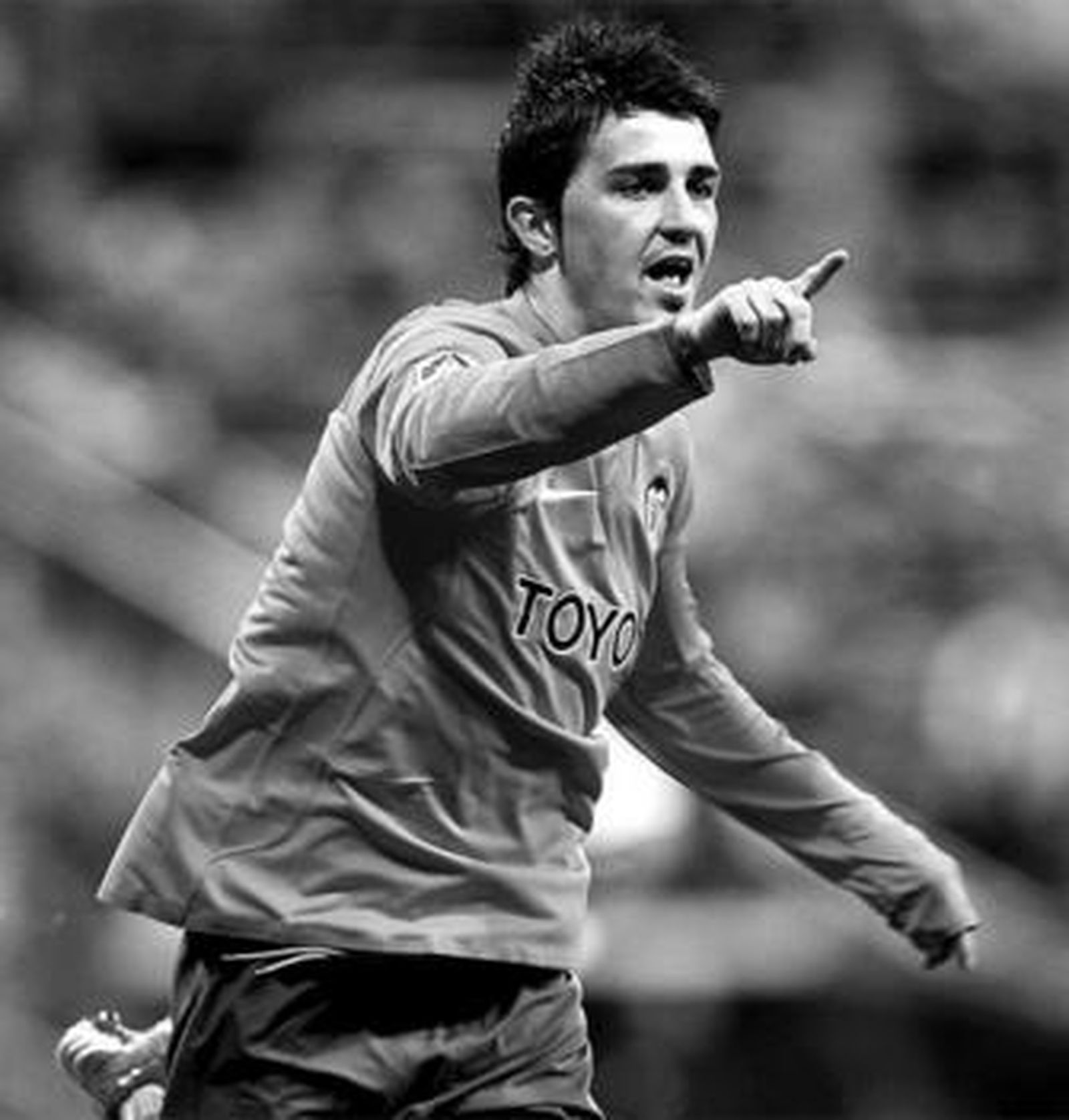 El Guaje Villa celebra un gol con la camiseta naranja del Valencia.