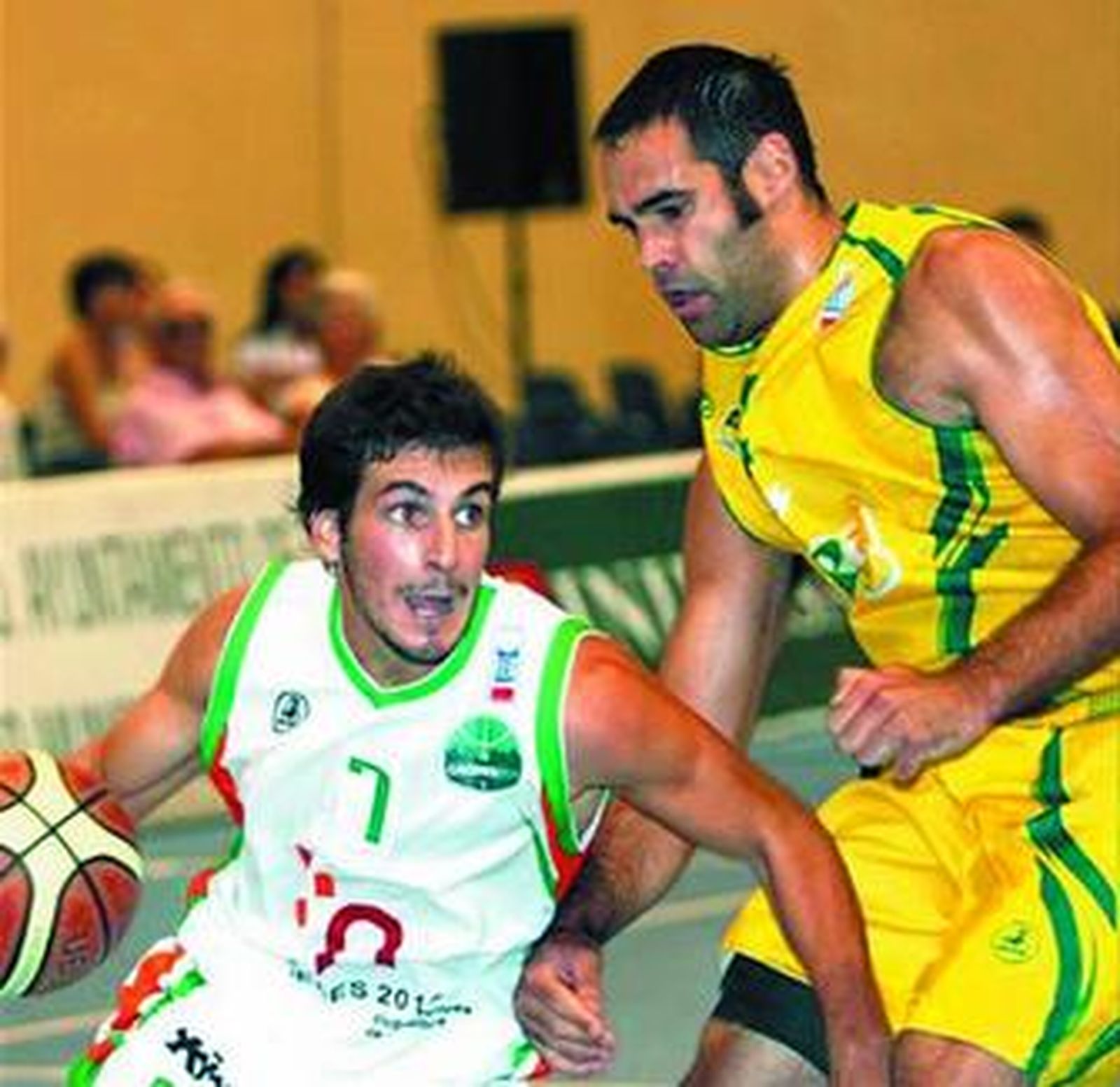 Antxón Iturbe trata de frenar a un jugador del Cáceres.