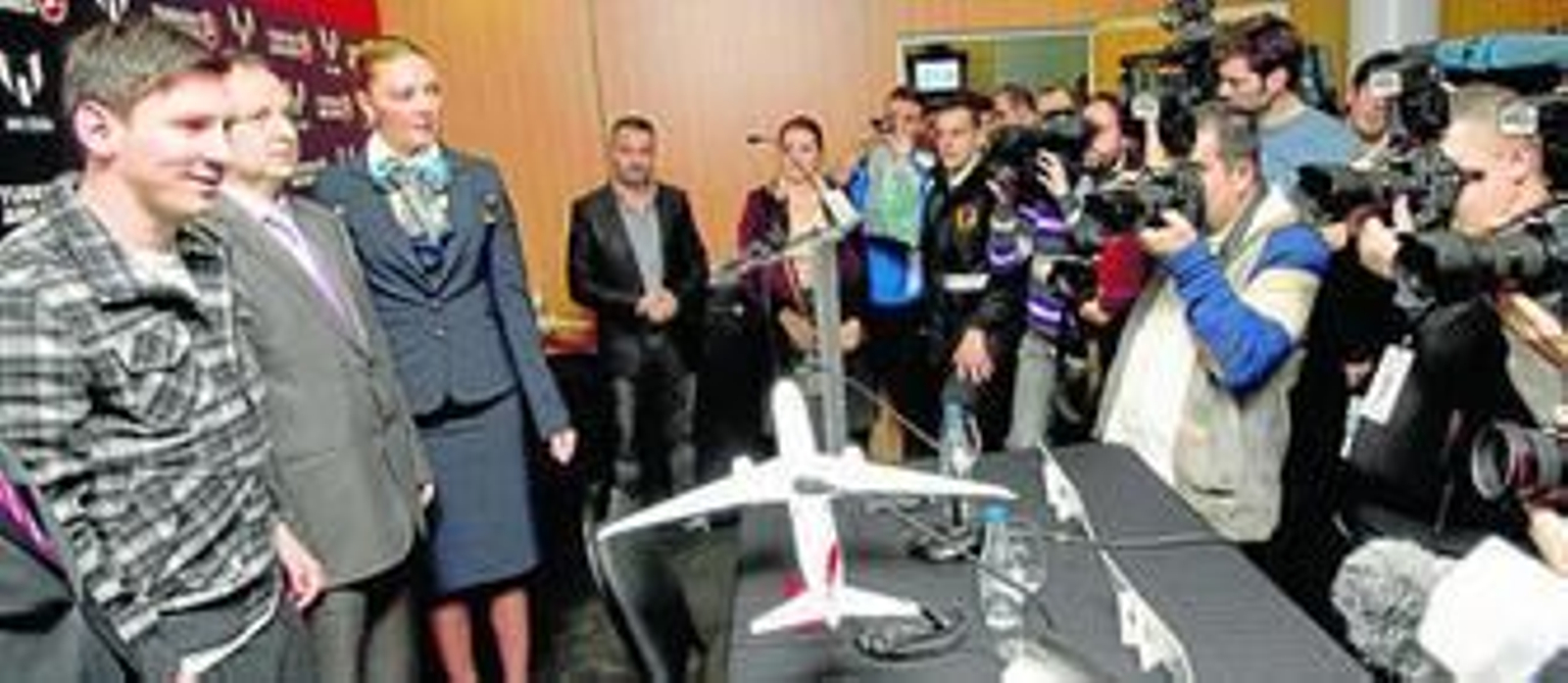 Lionel Messi posa para la prensa durante su presentación como embajador internacional de la compañía aérea Turkish Airlines.