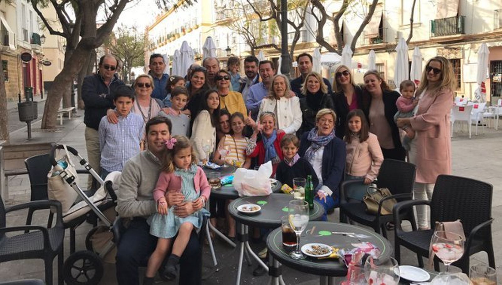 La homenajeada Nieves González, con el grupo de familiares que asistieron al almuerzo, con motivo de su setenta cumpleaños.
