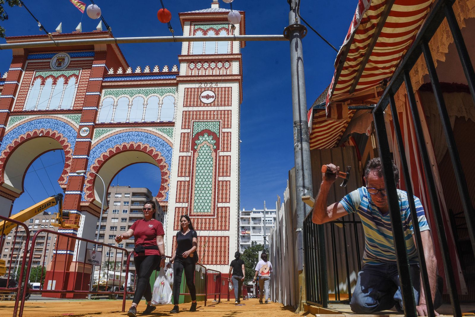 Imágenes de los últimos preparativos de la Feria de Sevilla 2024