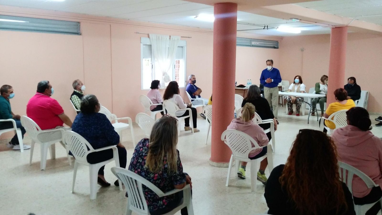 Reunión mantenida por los responsables municipales con los representantes vecinales para informarles del proyecto.