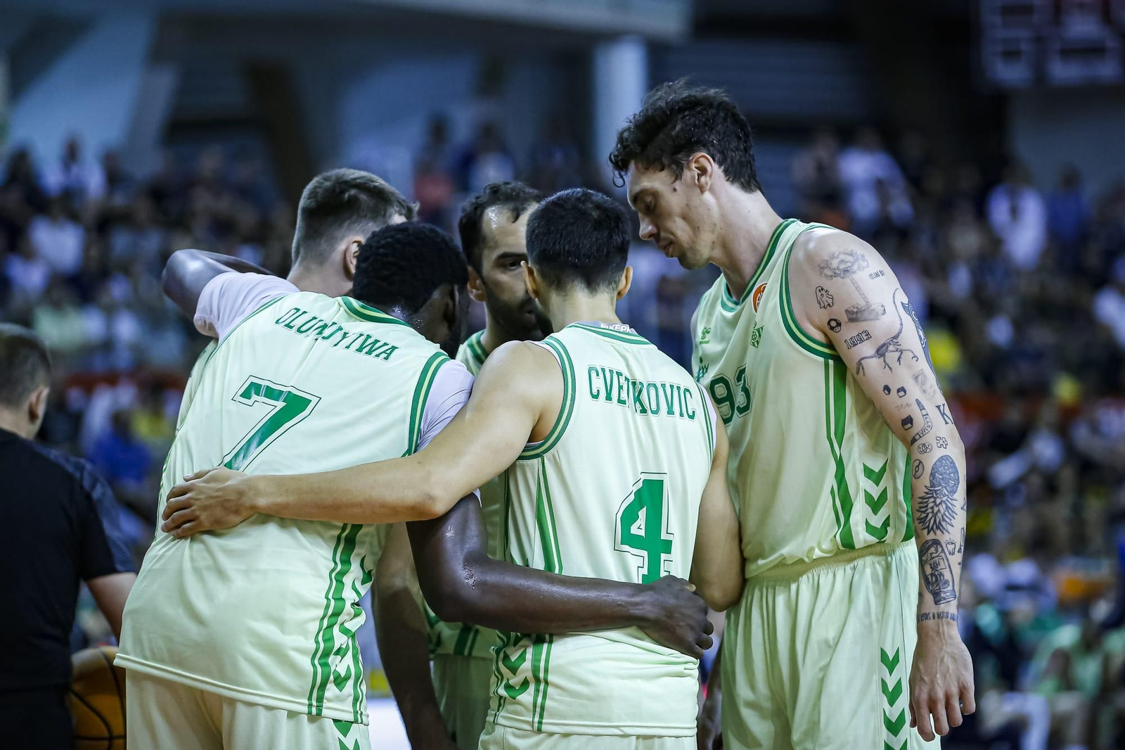 Los jugadores del Betis Baloncesto preparan una jugada ante Odilio Cartagena