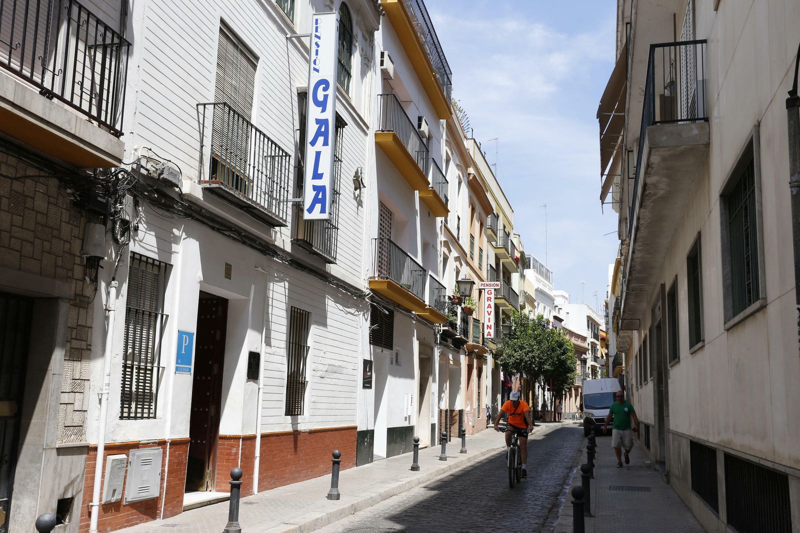 Calle Gravina, donde todavía existen numerosas pensiones.