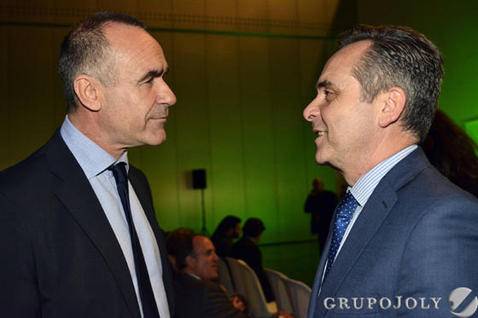 Antonio Muñoz, portavoz adjunto del PSOE en el Ayuntamiento de Sevilla, charla con Juan Bueno, teniente de alcalde y presidente del PP de Sevilla. / Reportaje gráfico: Juan Carlos Vázquez y Manuel Gómez