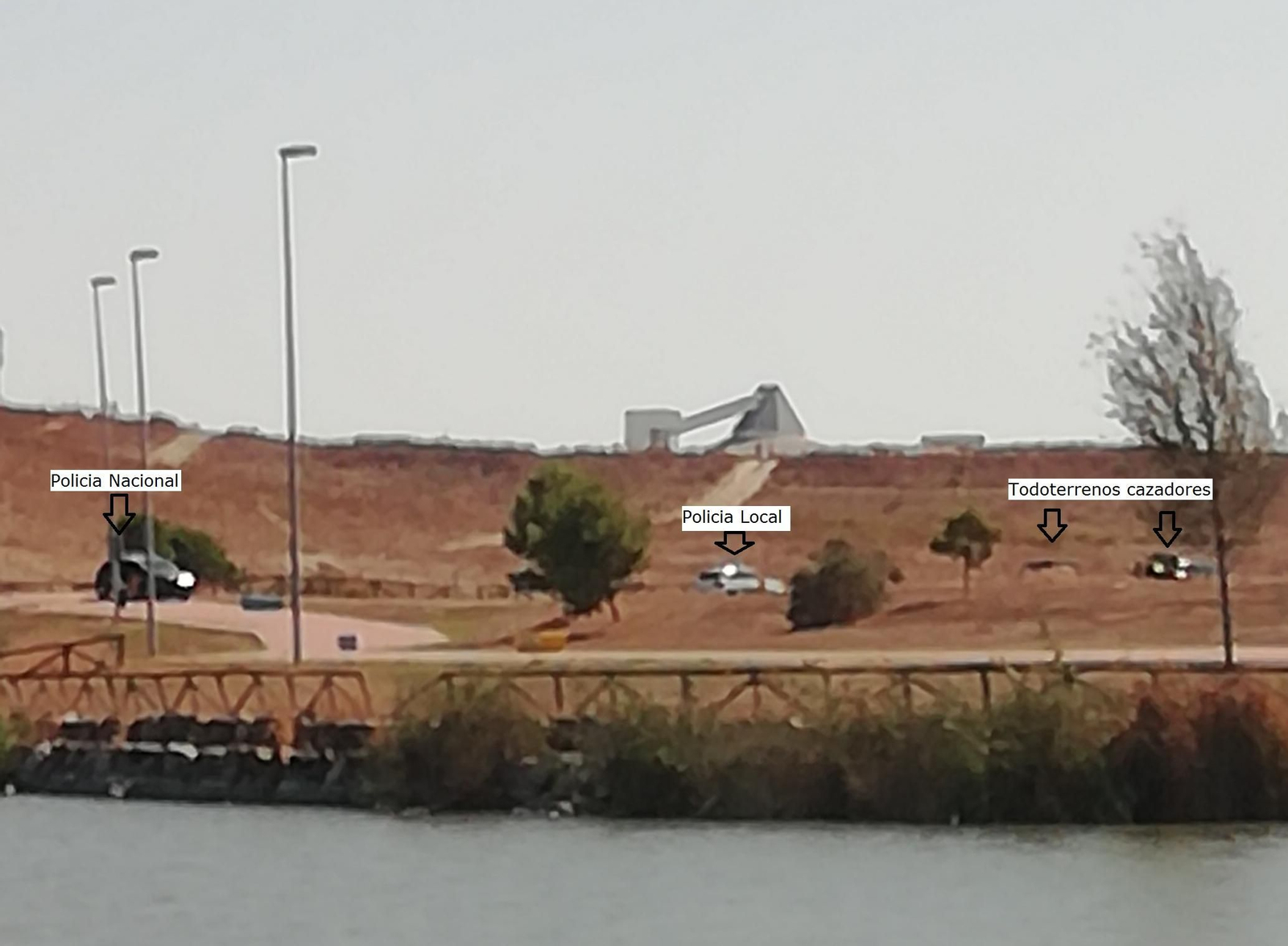 La imagen da idea de la escasa distancia entre el lugar de los disparos y la zona de paseo.