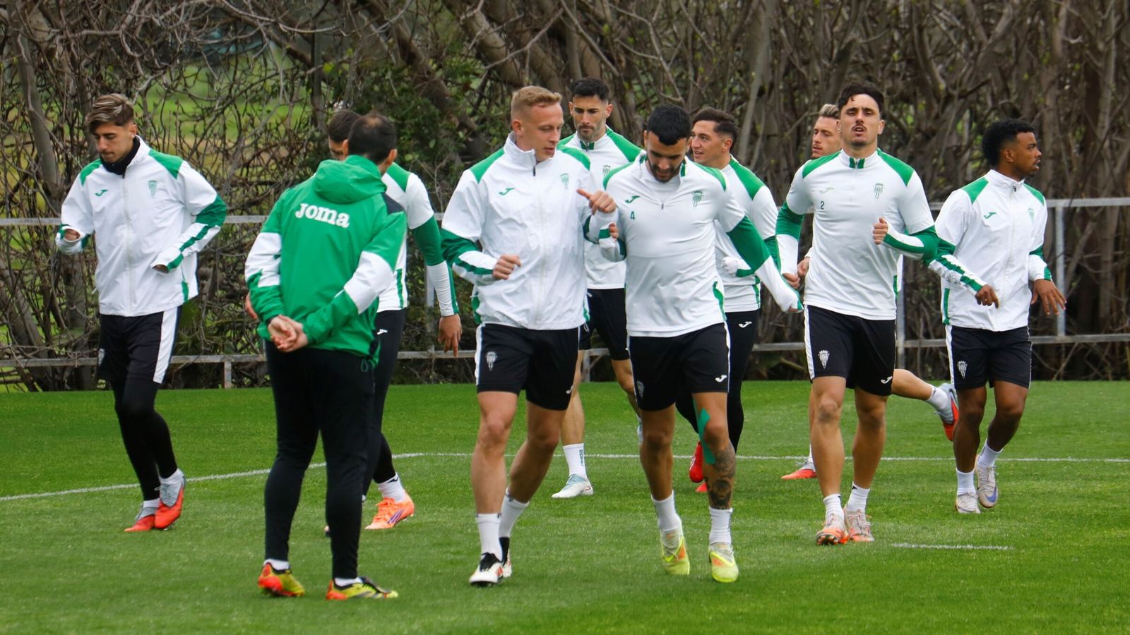 Los jugadores del Córdoba CF calientan antes de un entrenamiento en la Ciudad Deportiva.
