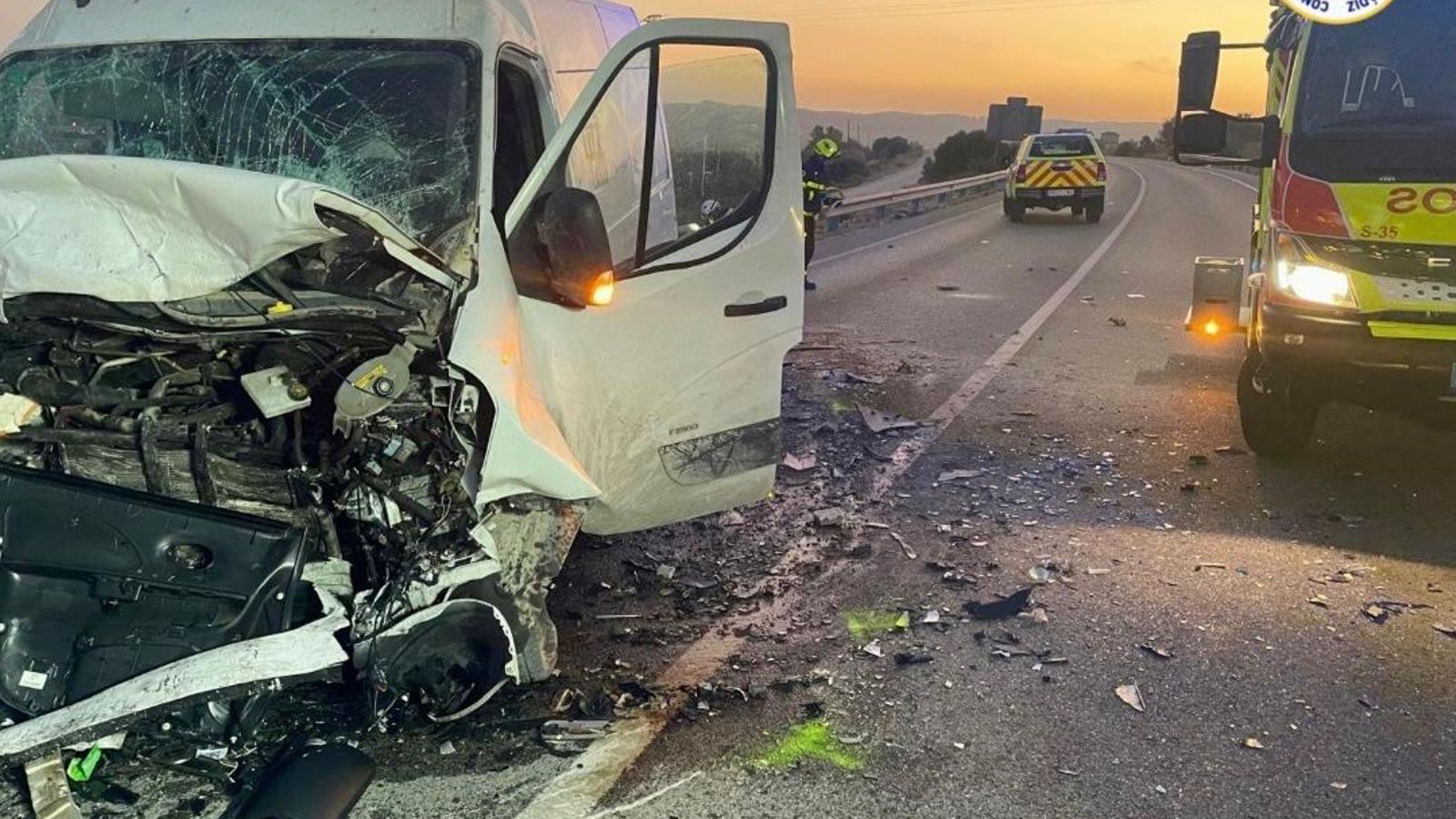 Estado de la furgoneta tras el impacto con el vehcículo particular en el accidente frontal de tráfico en Arcos