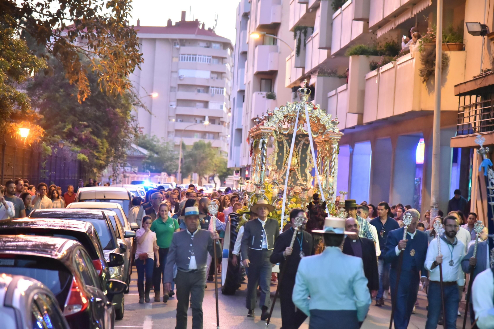El simpecado de la Virgen del Rocío de La Línea, ayer en su traslado.