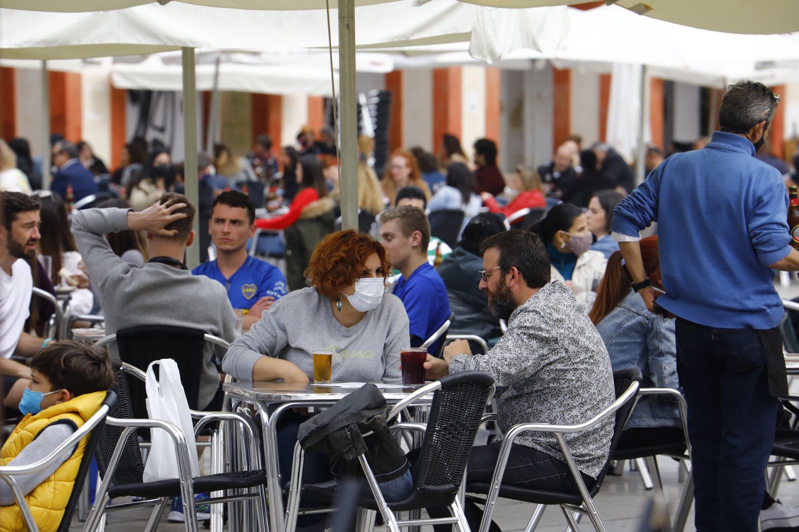 El buen tiempo llena las calles y terrazas en el primer día del Puente de Andalucía en Córdoba