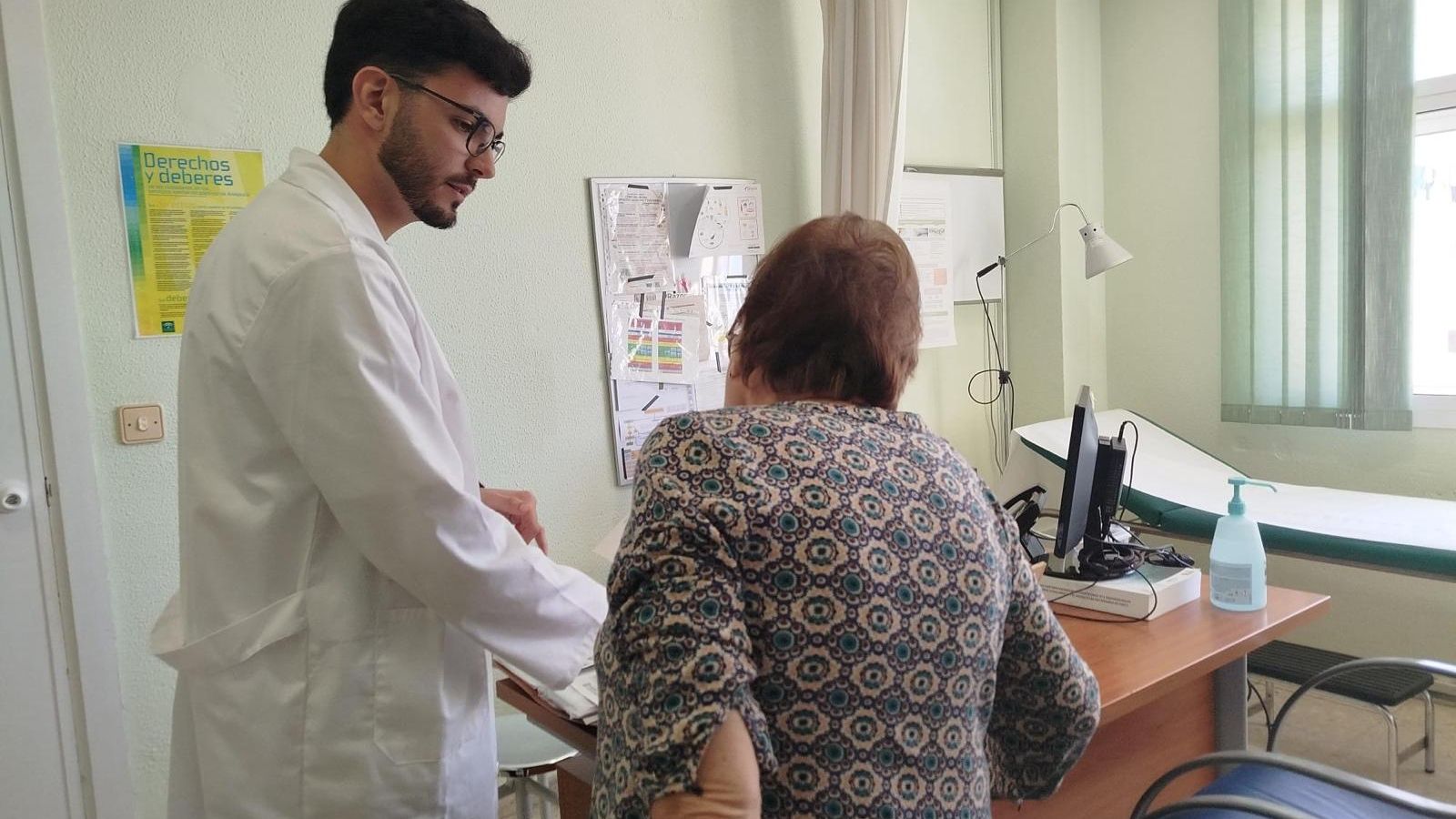 Una mujer en una consulta de enfermería en Huelva.