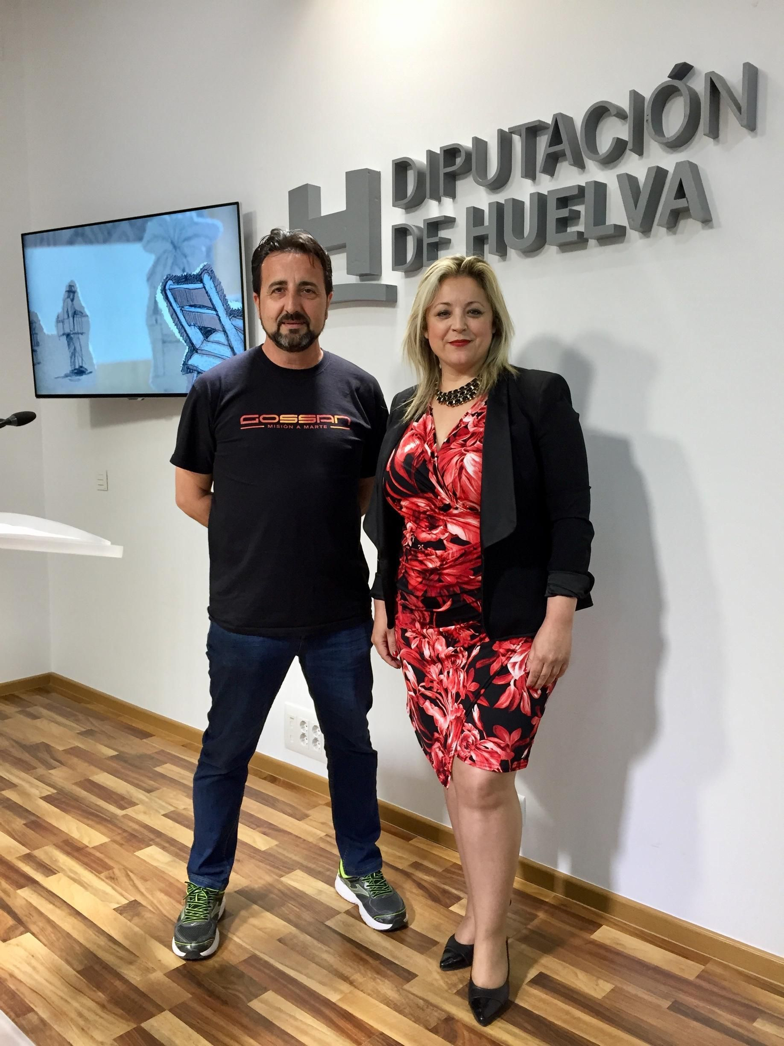 El técnico encargado del ciclo, Juan Fernández, y la diputada Lourdes Garrido. El técnico encargado del ciclo, Juan Fernández, y la diputada Lourdes Garrido.