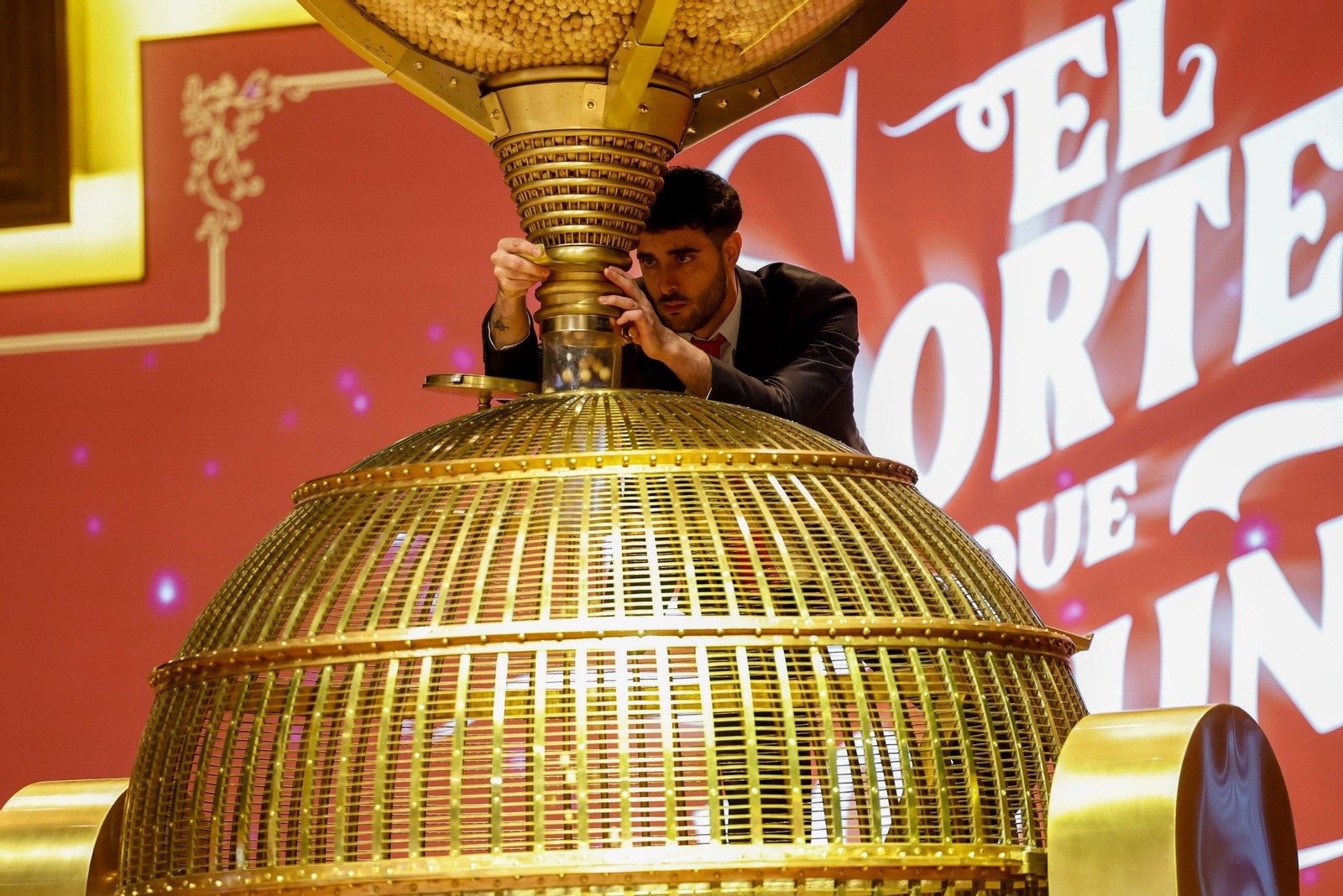 El Sorteo Extraordinario de Navidad ya ha comenzado en el Teatro Real de Madrid.