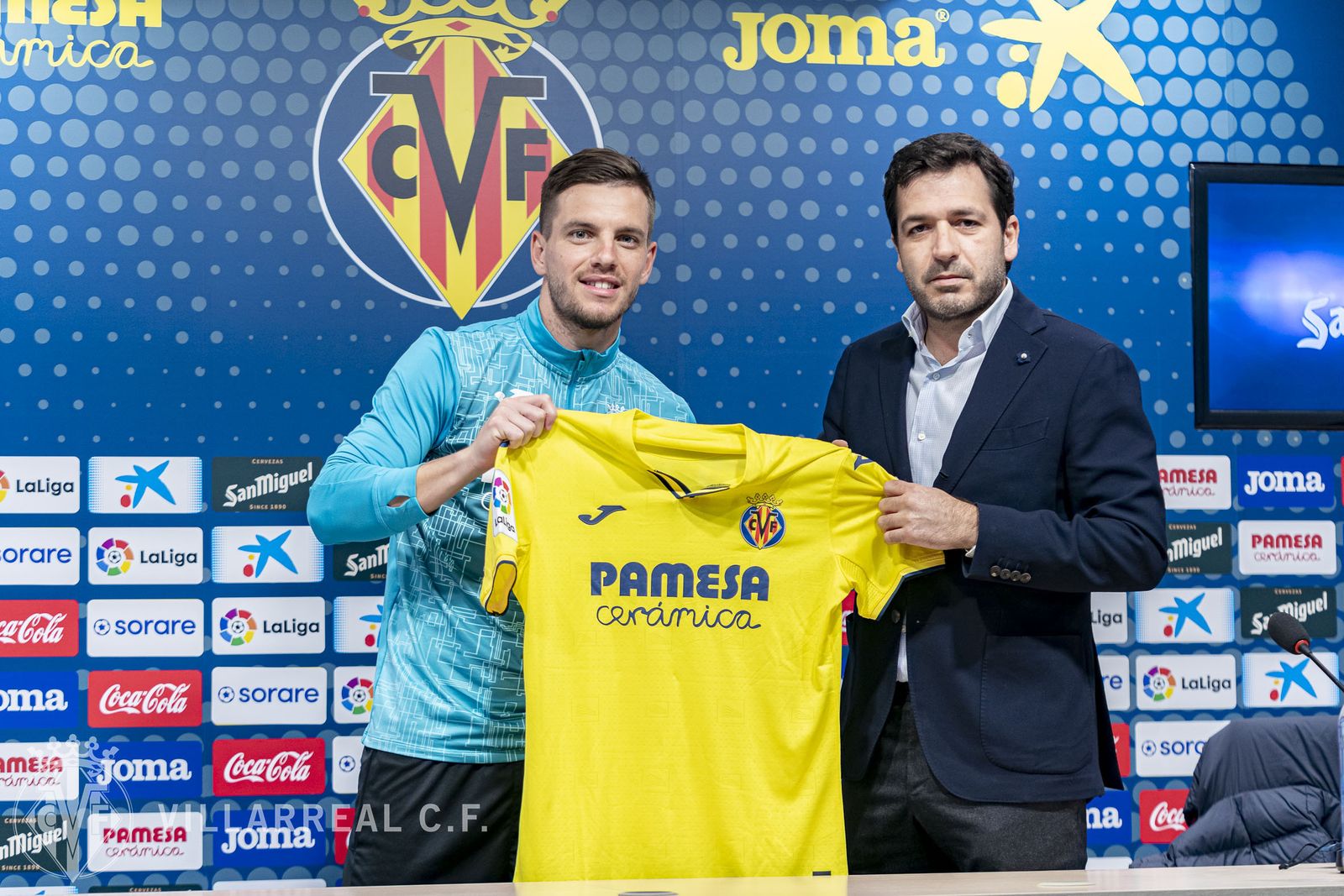 Lo Celso junto a Fernando Roig Nogueroles en su presentación con el Villarreal.