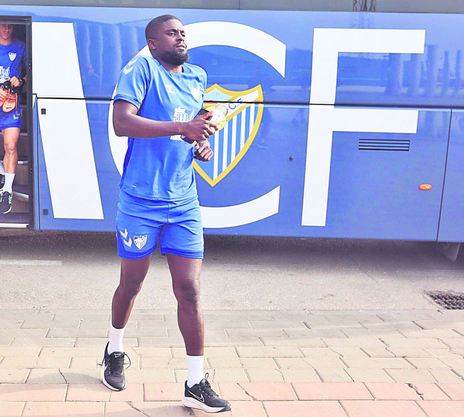 Ndiaye sale del autobús.