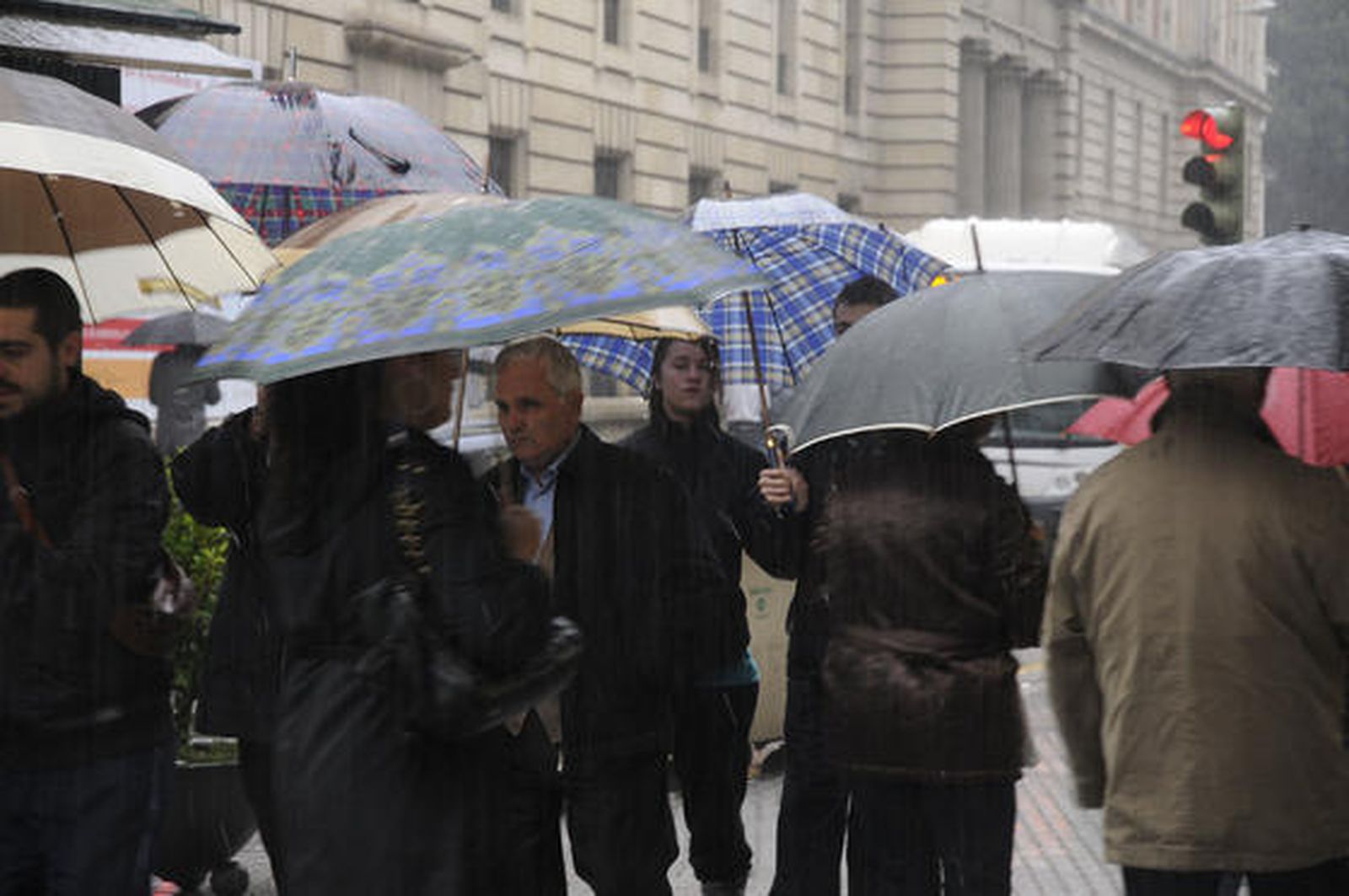 Los paragüas han inundado las calles de la ciudad en los últimos días.

Foto: J. C. Vázquez, B. Vargas y A. Pizarro