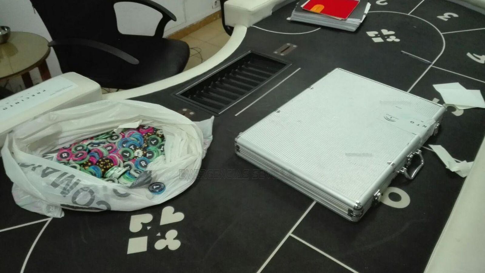 La mesa utilizada para jugar al póker en la nave industrial.