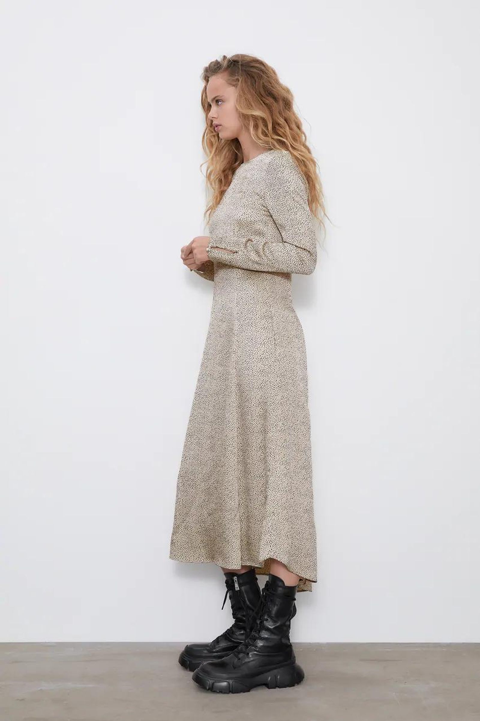 Vestido midi estampado de Zara.