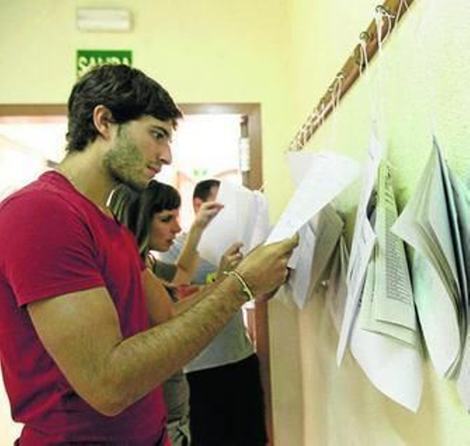 Un alumno de la UCO observa un tablón de anuncios de un centro universitario cordobés.