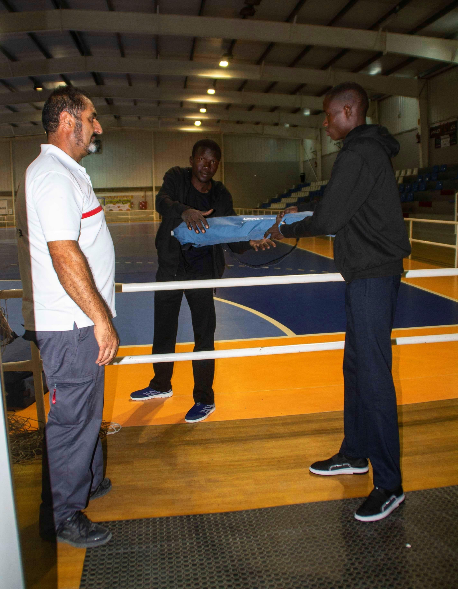 Dos inmigrantes en unas instalaciones deportivas.