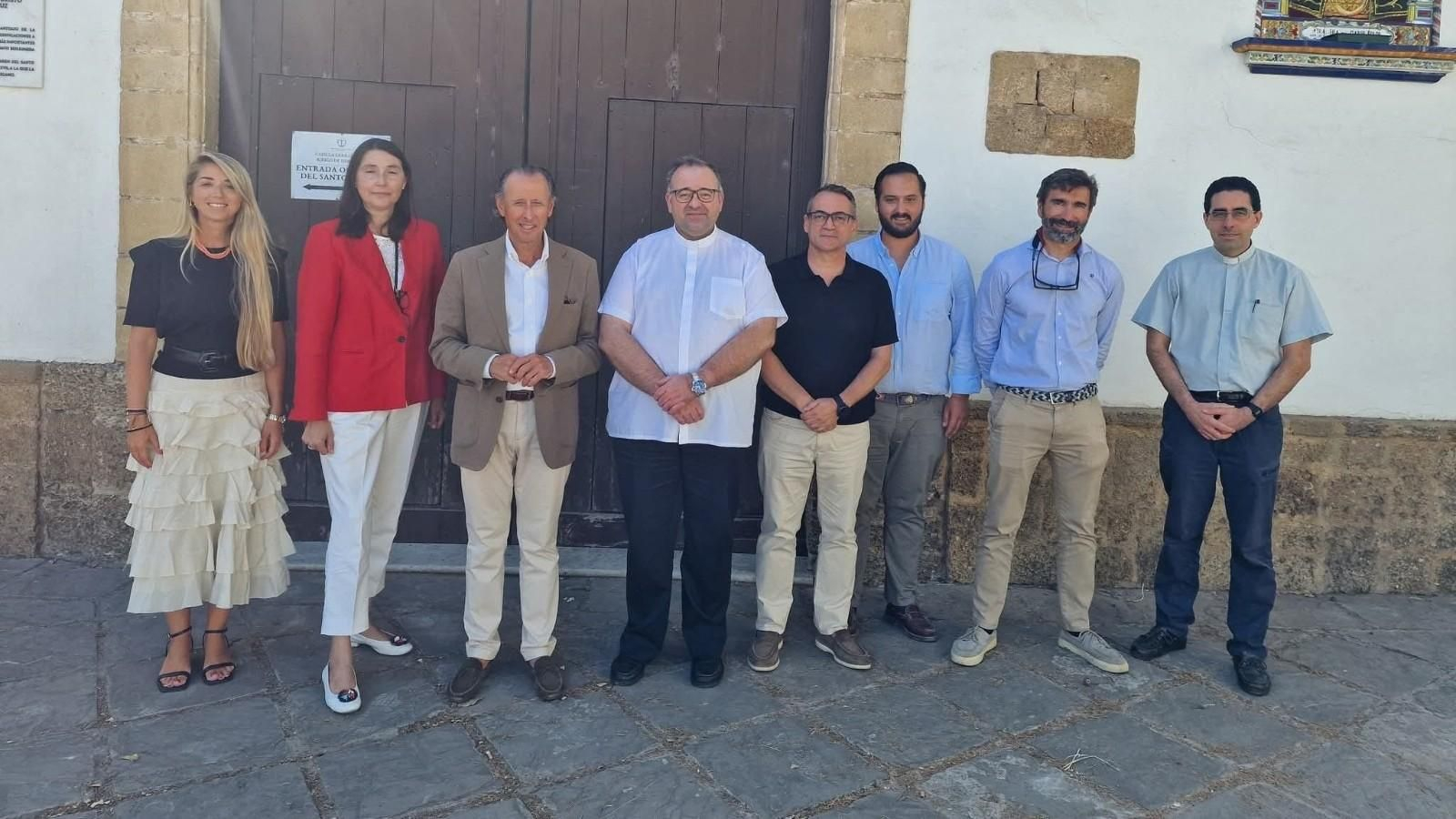 Foto de grupo ante la capilla de la Vera Cruz de Chiclana