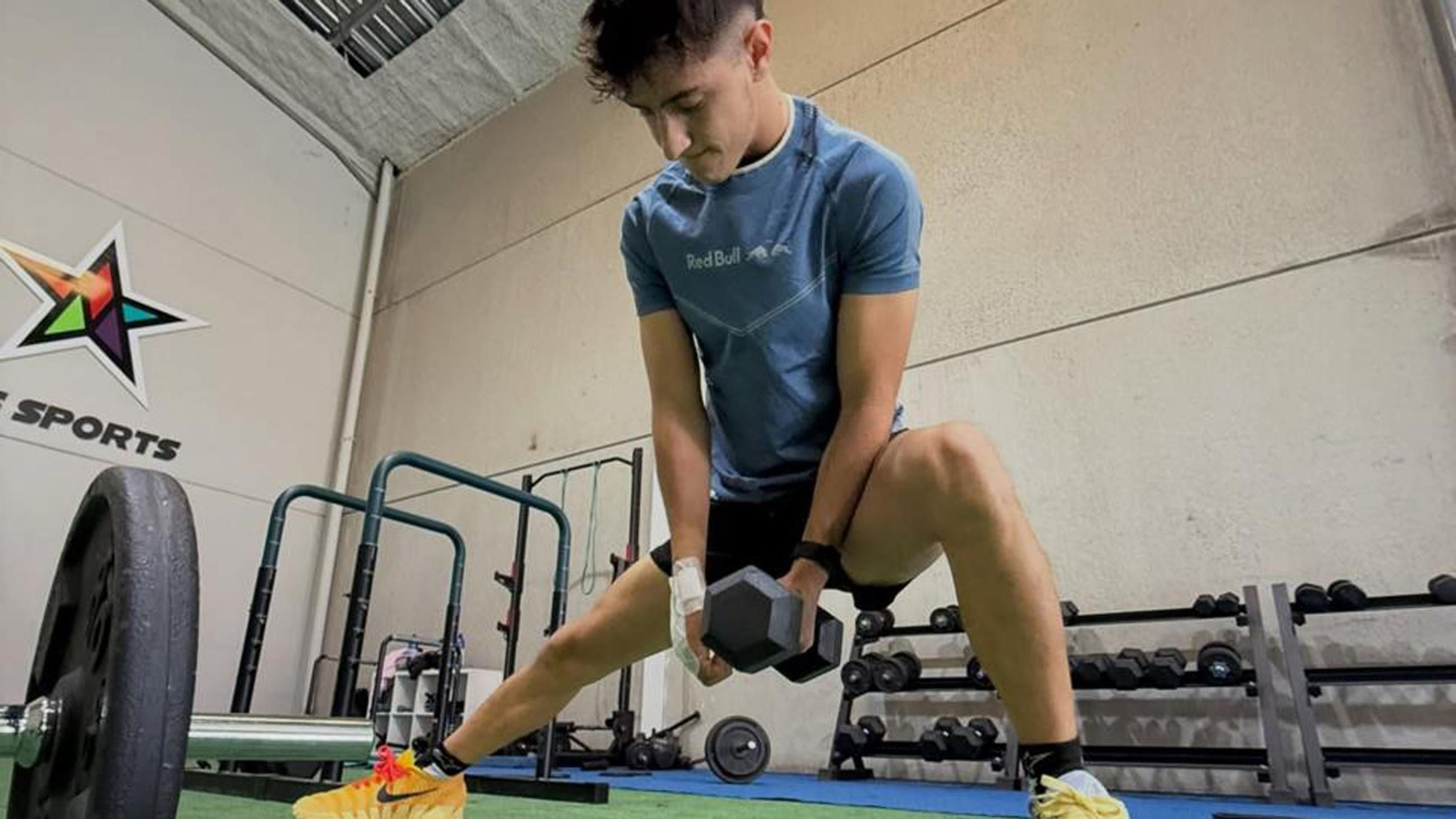 Rueda realiza ejercicios de fortalecimiento con pesas tras su grave accidente en Malasia. Rueda realiza ejercicios de fortalecimiento con pesas tras su grave accidente en Malasia.