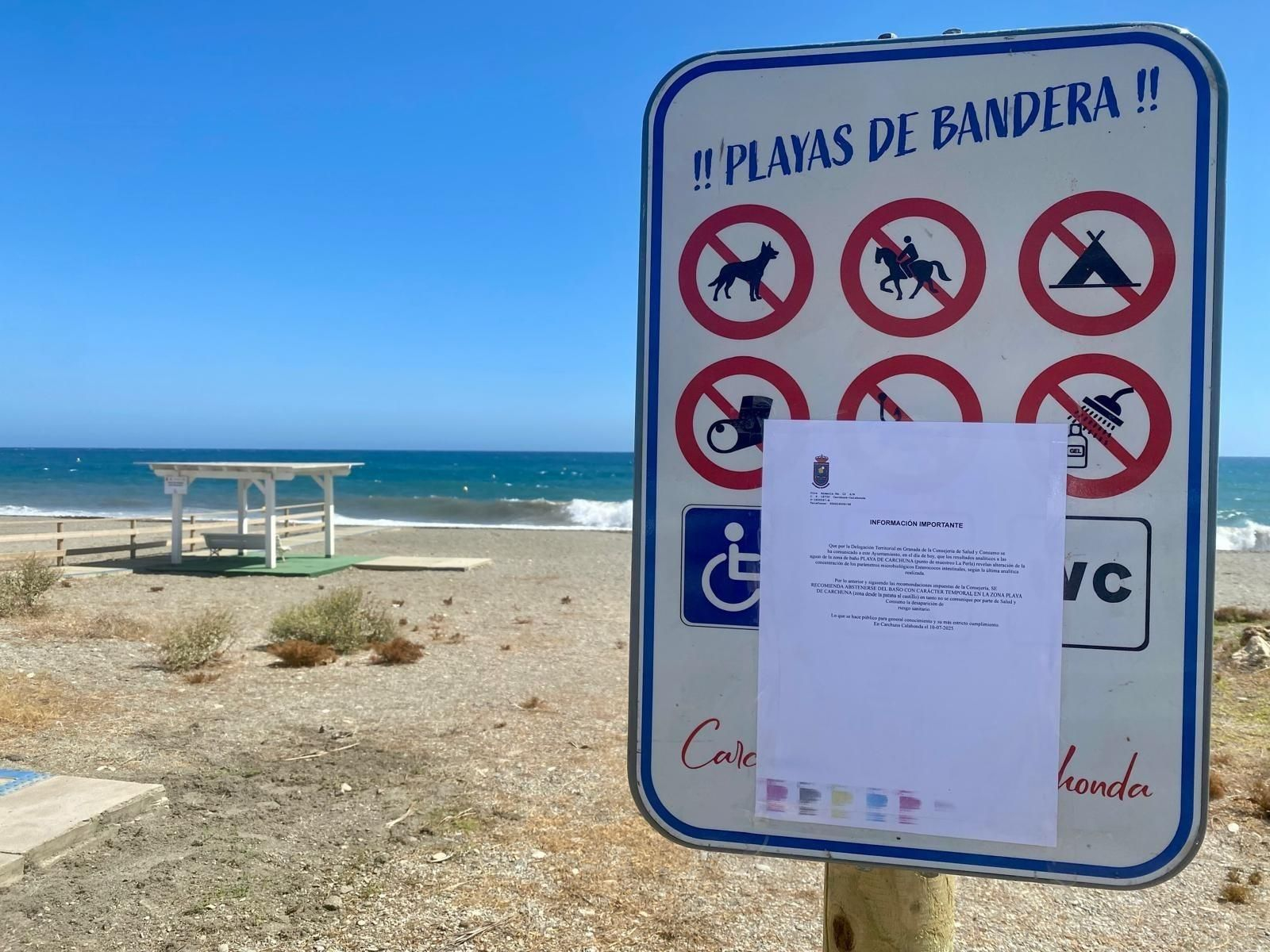 Un cartel avisa de que no se recomienda el baño en la playa, en una imagen de archivo de este verano