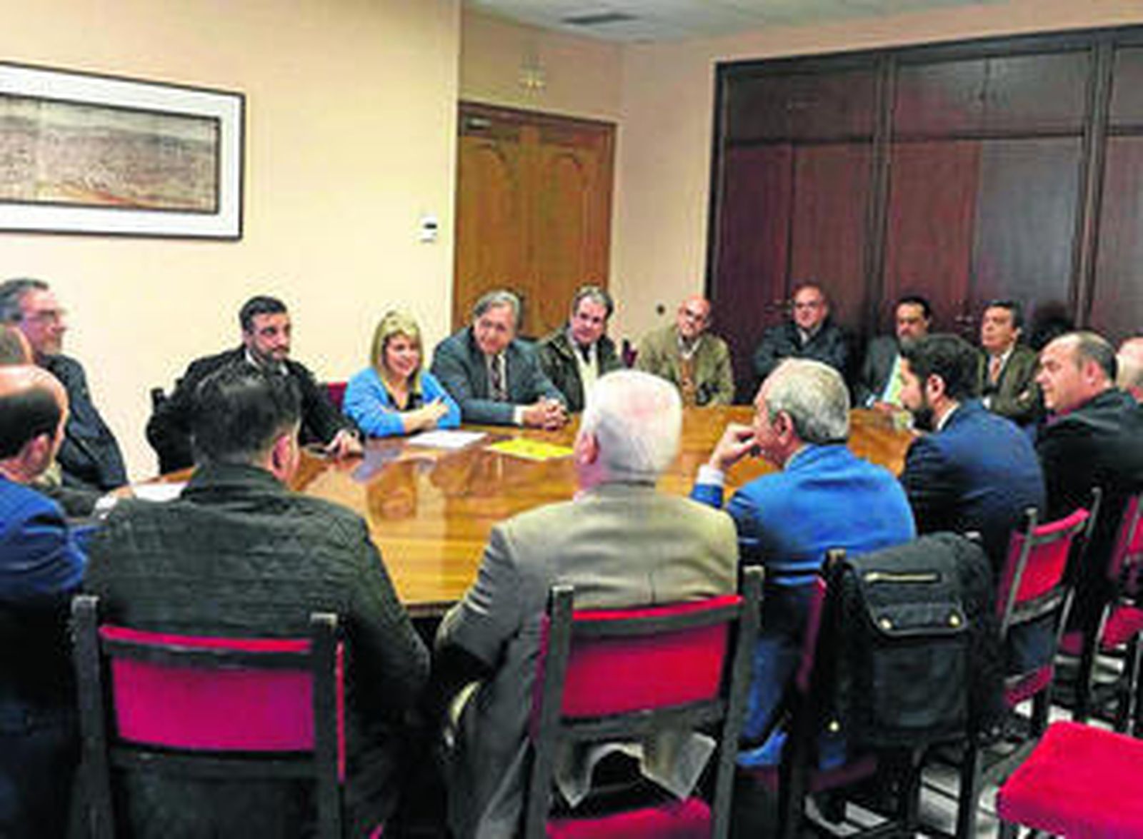 Alcaldesa, tenientes de alcaldesa y hermanos mayores durante la reunión celebrada el jueves.