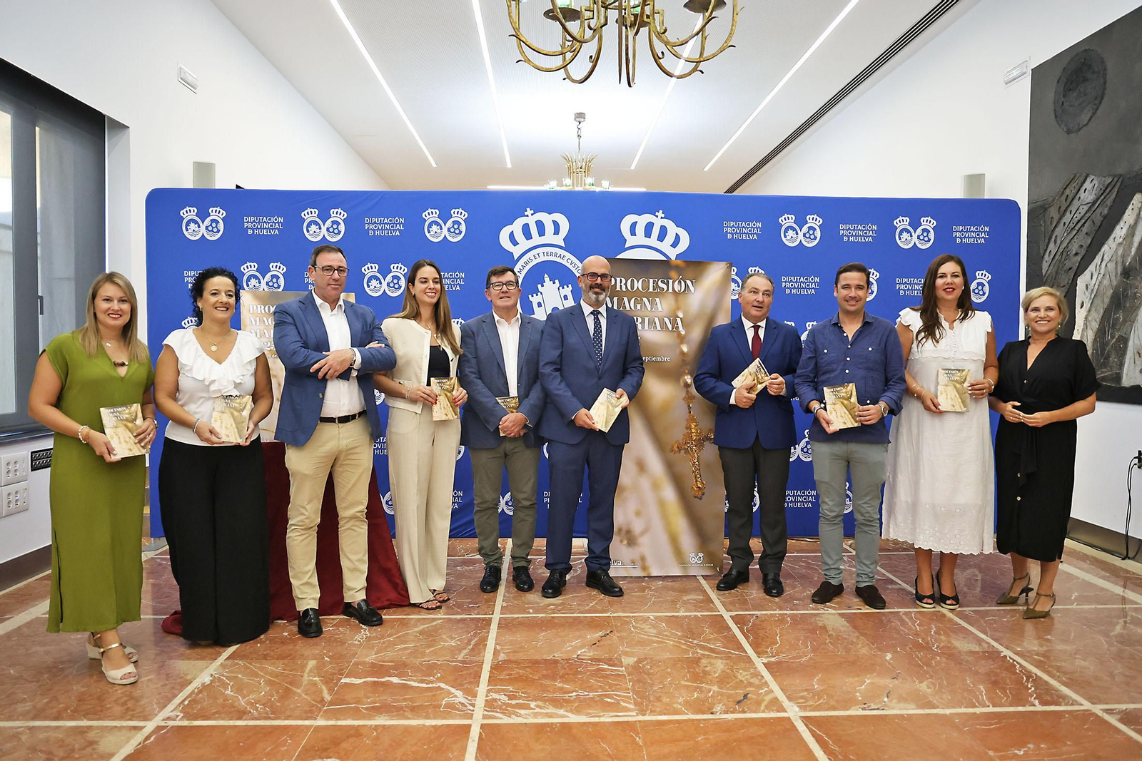 Imágenes de presentación de la guía de la Procesión Magna Mariana 2025 de Huelva Información