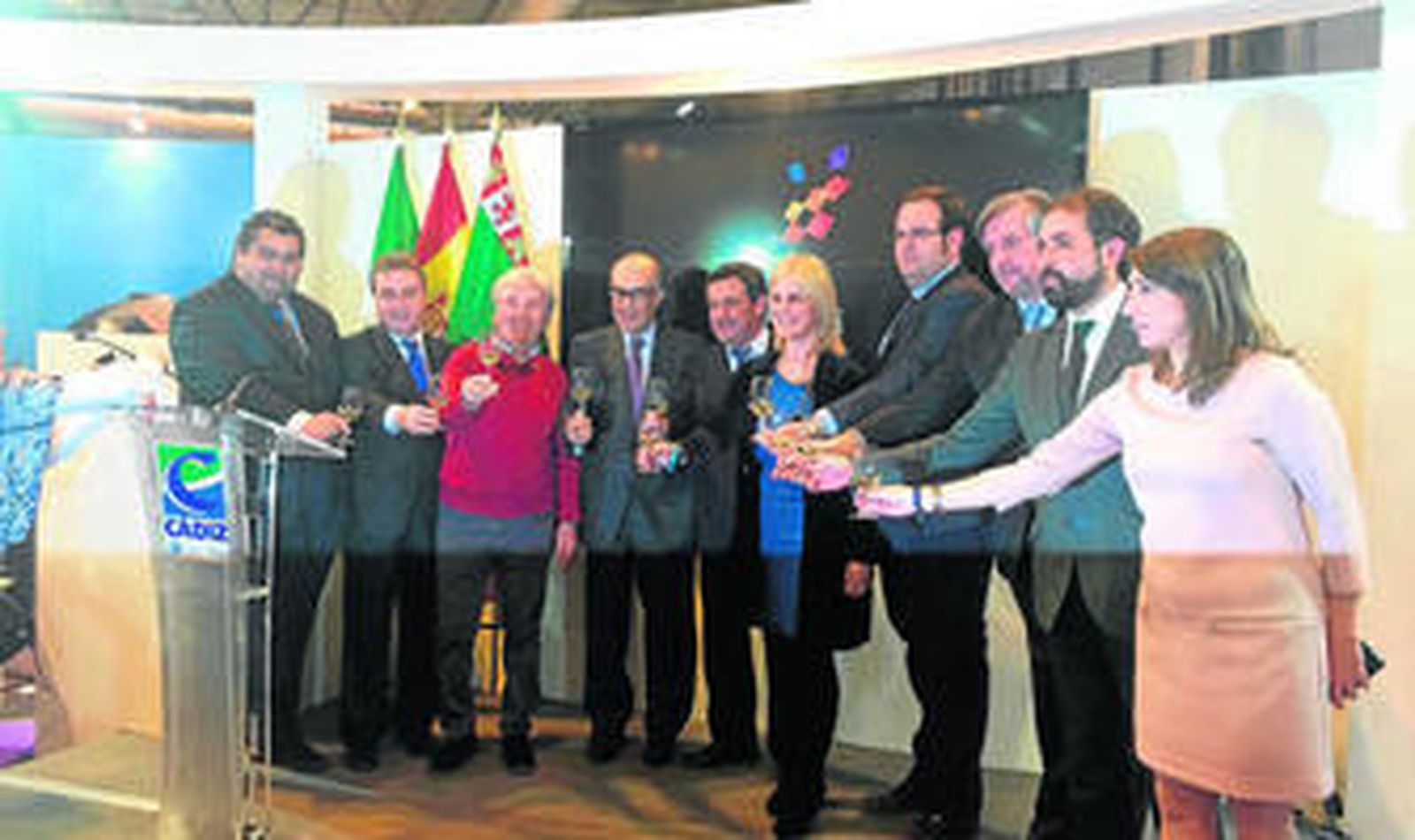 Montero, Real, Nieto, Ezpeleta, Loaiza, García-Pelayo, López, Verneda, Saldaña y Olivero, ayer durante el brindis.