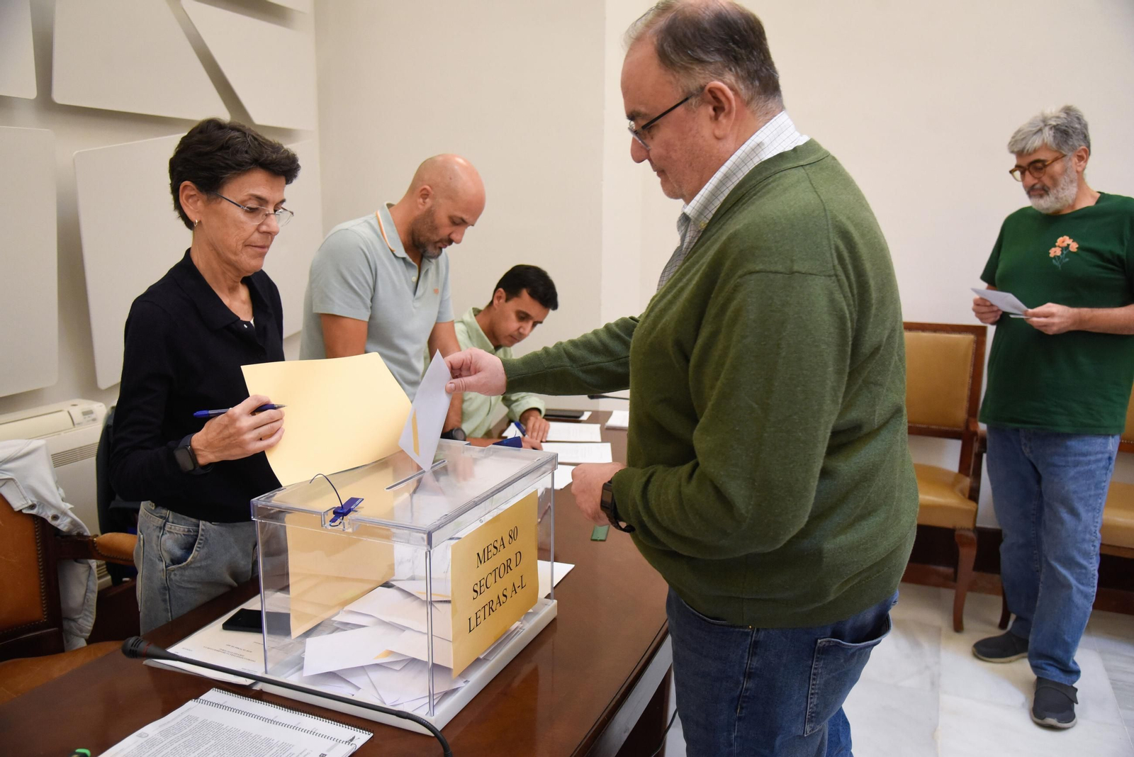 Una de las urnas instaladas en el Rectorado de la Universidad de Sevilla.