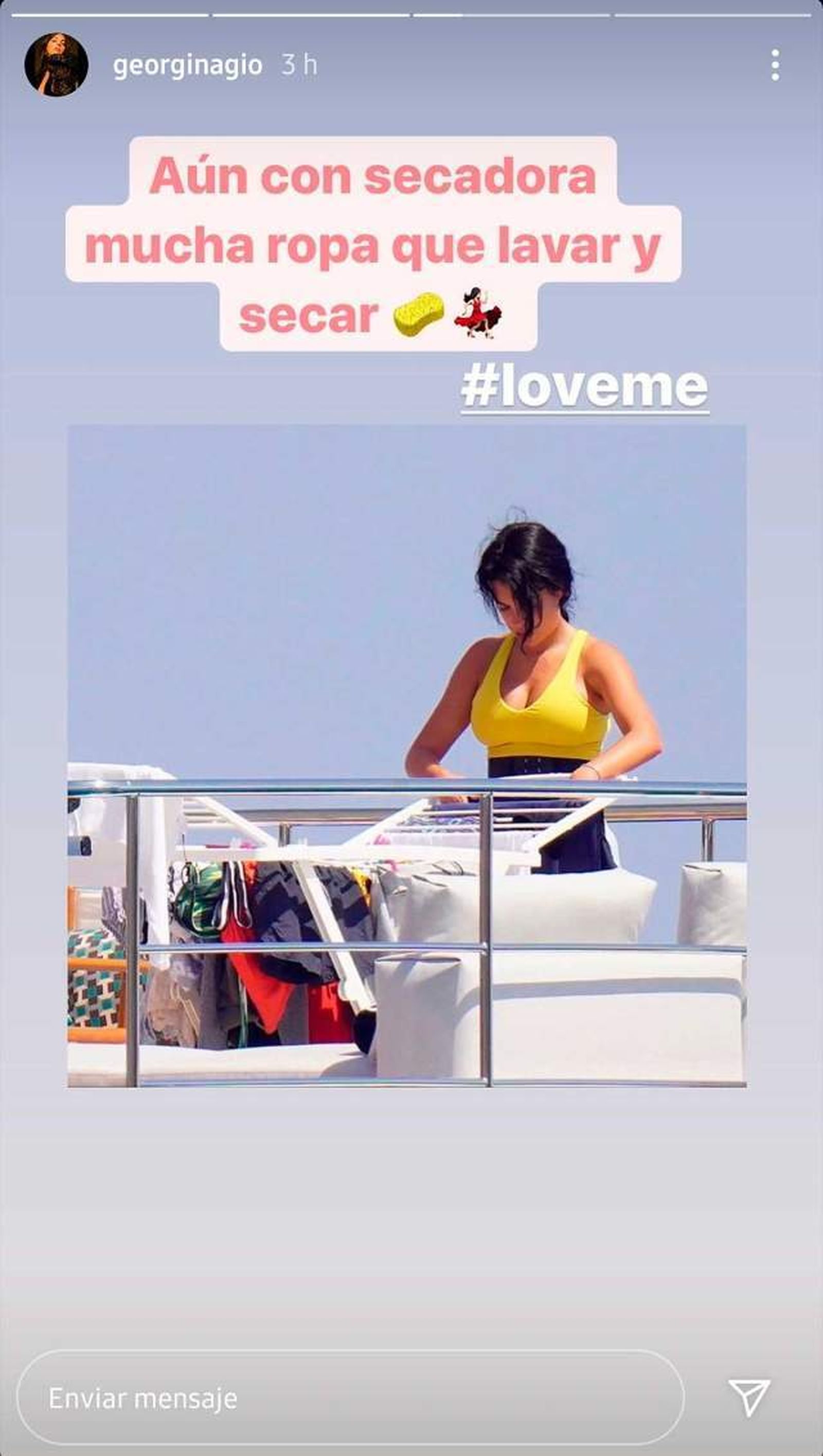 Georgina, tendiendo la ropa en la cubierta de un barco.