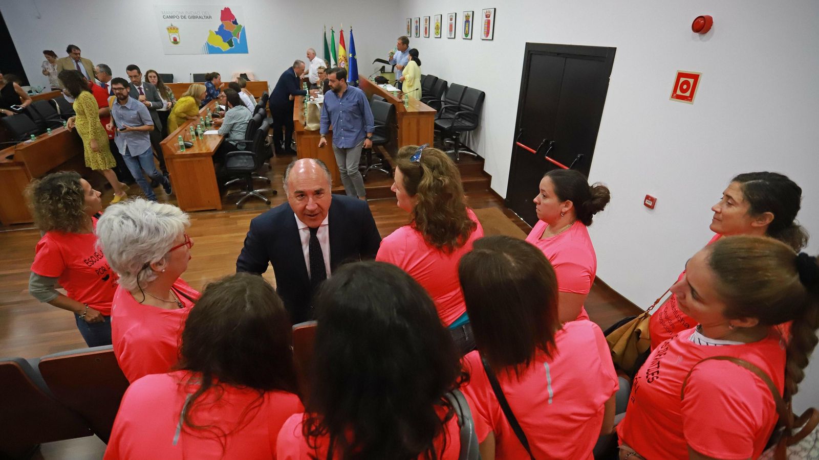 El alcalde de Algeciras, José Ignacio Landaluce, conversa con el personal de la guardería linense.