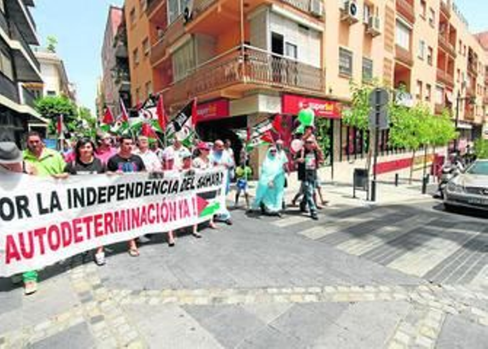 Imagen de la manifestación a su paso por la calle Alfonso XI sin control del tráfico rodado, ayer.
