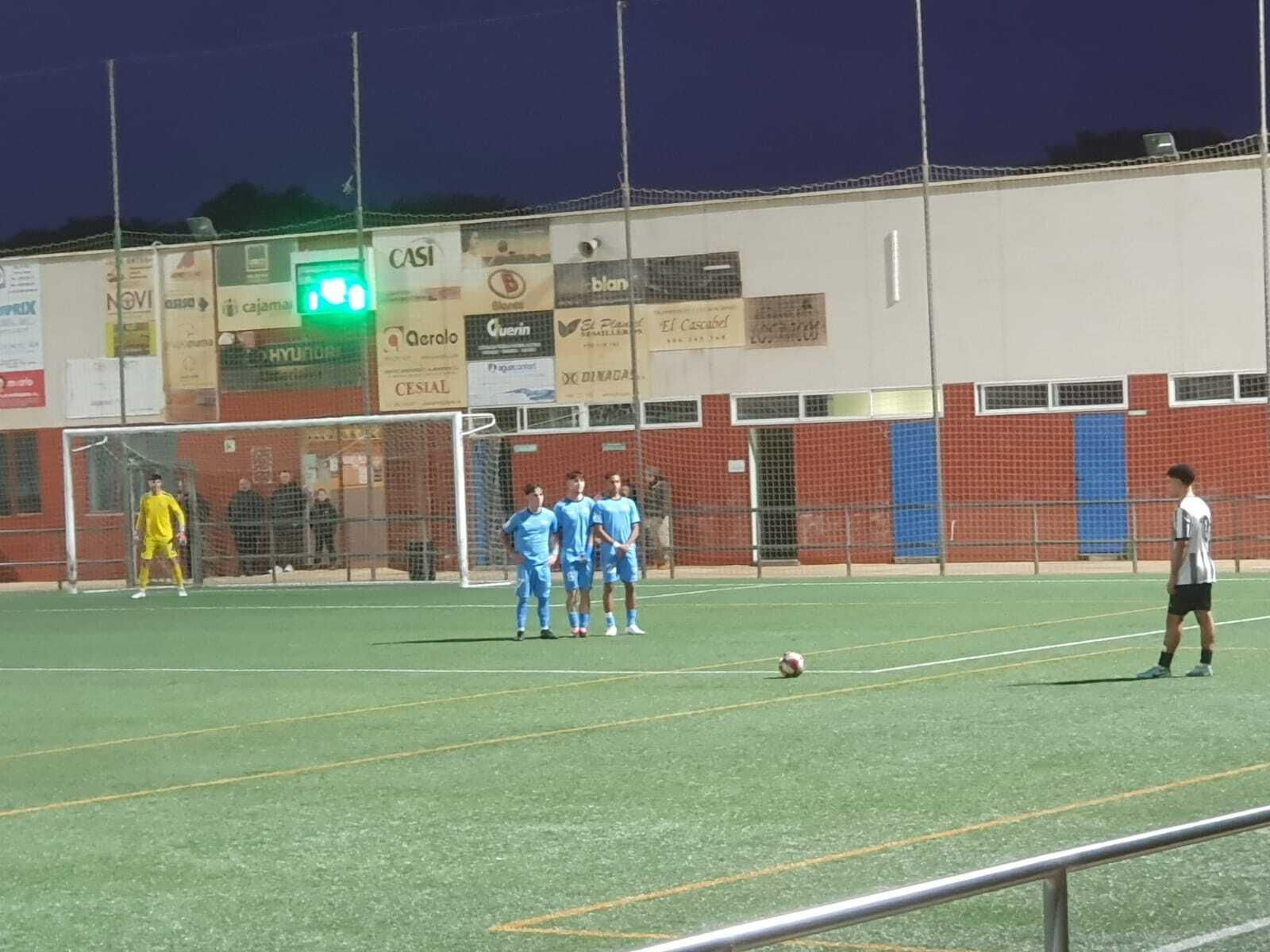 El blanquinegro Saif se dispone a botar una peligrosa falta al borde del área.