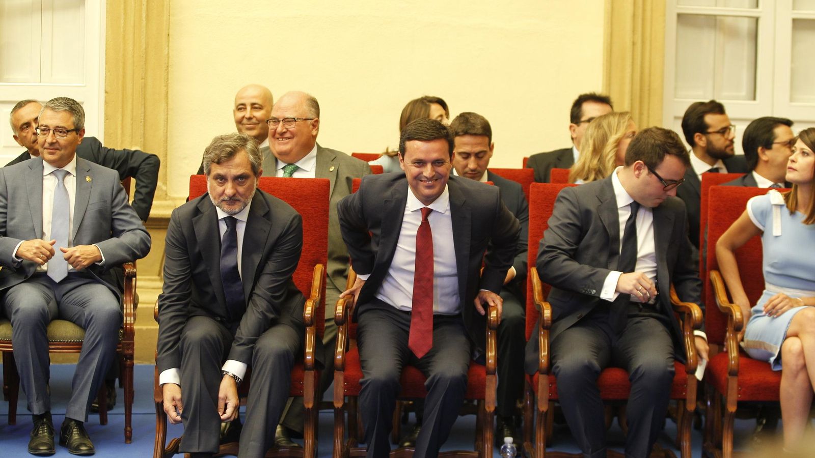 Javier Aureliano García toma asiento al inicio de la sesión plenaria