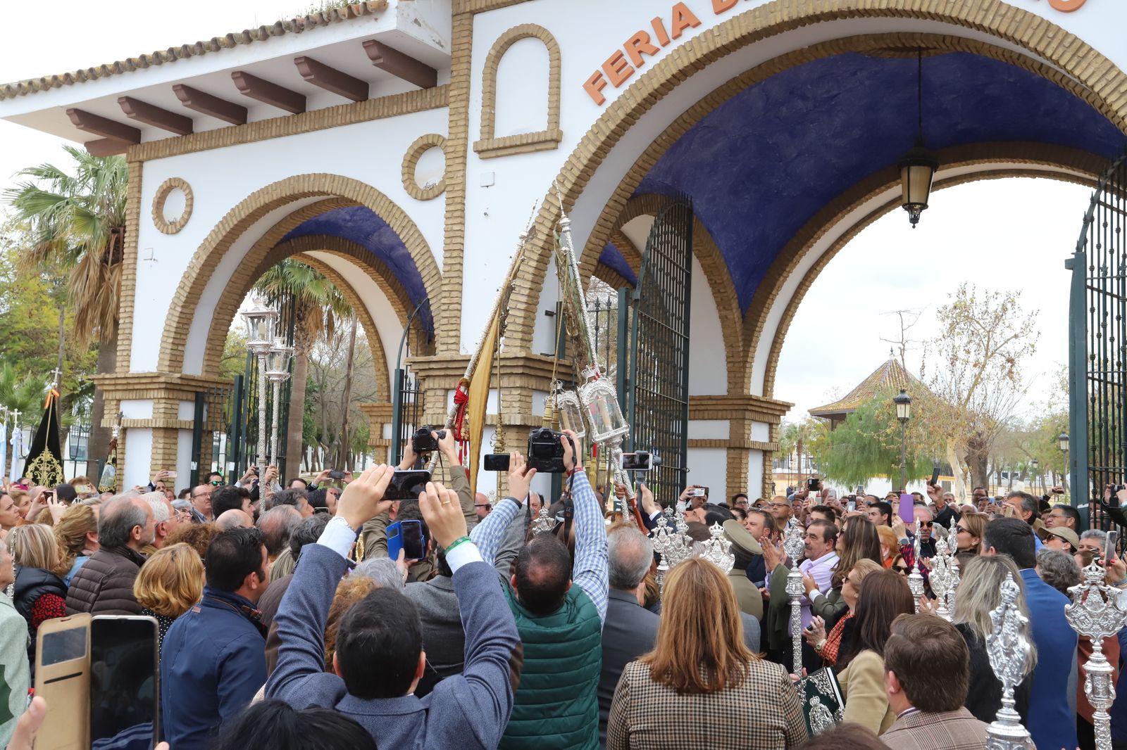 Imágenes de la misa de la Hermandad del Rocío de Huelva ante la Virgen del Rocío