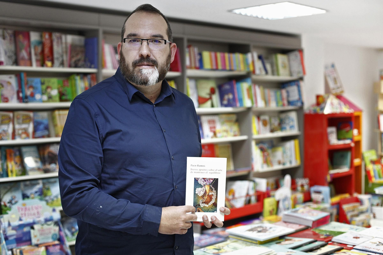 El escritor gaditano Paco Ramos con su poemario 'Breves apuntes sobre el arte de mantener el equilibrio'.