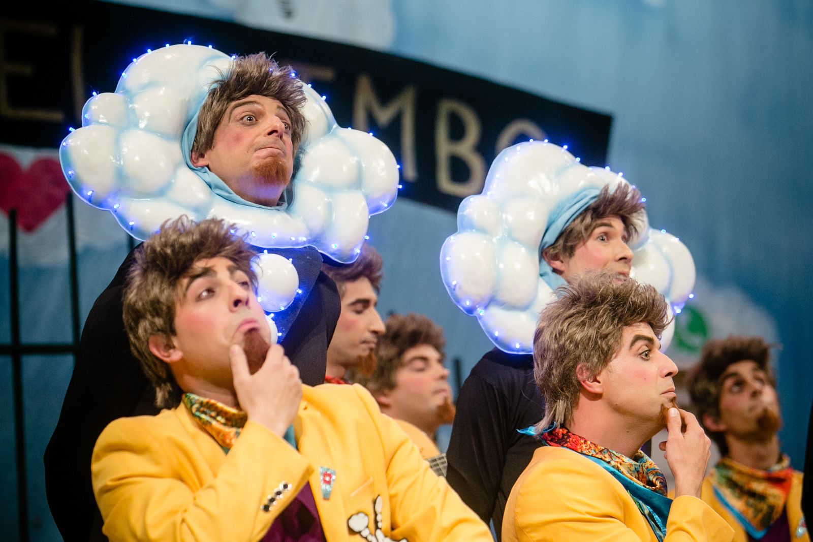 La chirigota 'Si yo dijera lo que pienso', durante uno de sus pases en el Concurso.