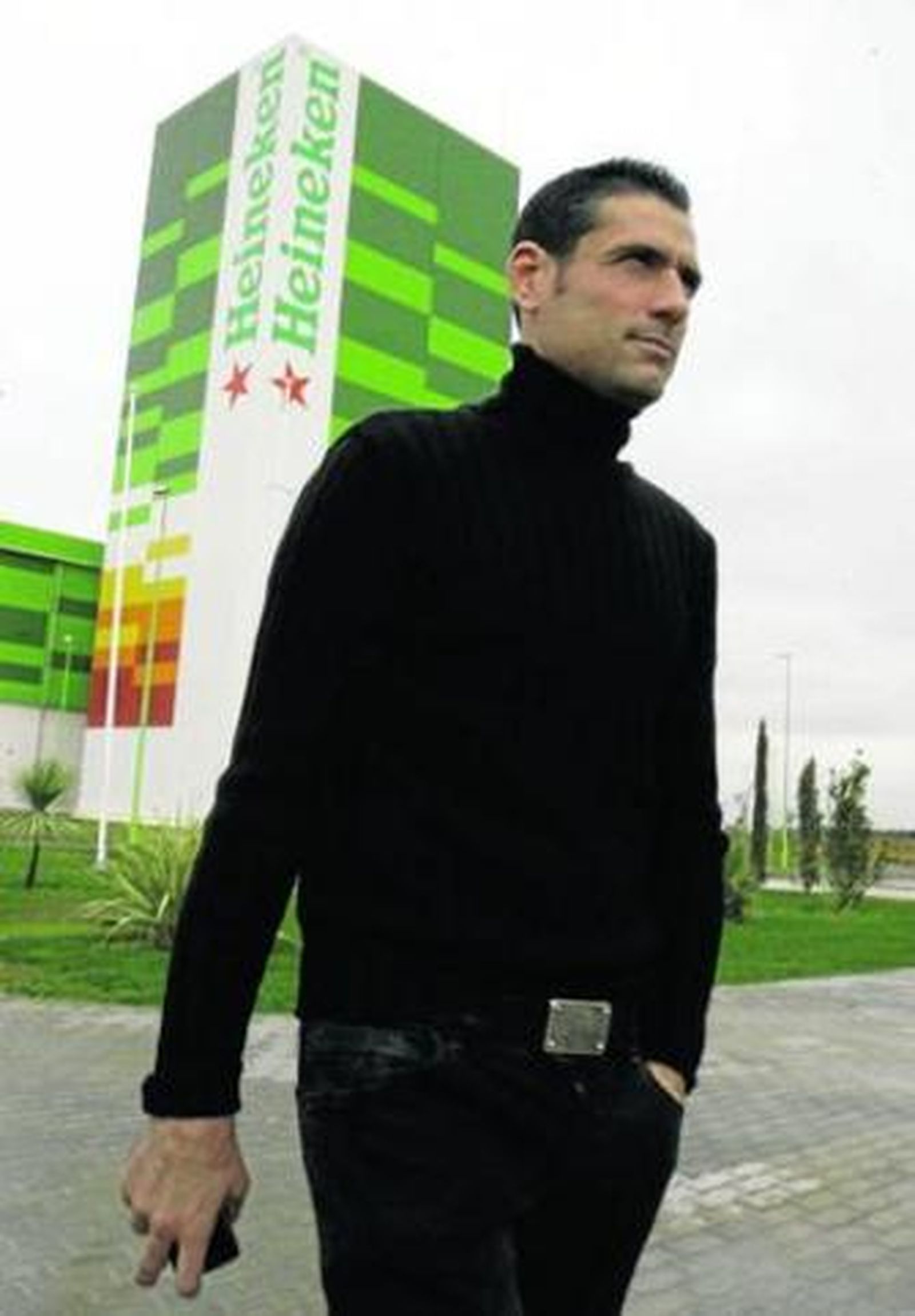 Palop camina por el exterior de la nueva fábrica de Cruzcampo, que ayer visitó el Sevilla.