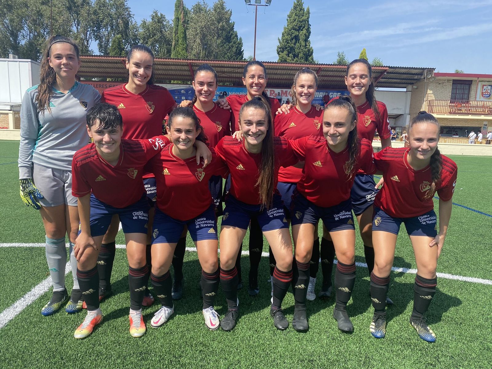 Las jugadoras de Osasuna B en un partido de pretemporada, con Karolina agachada en el centro.
