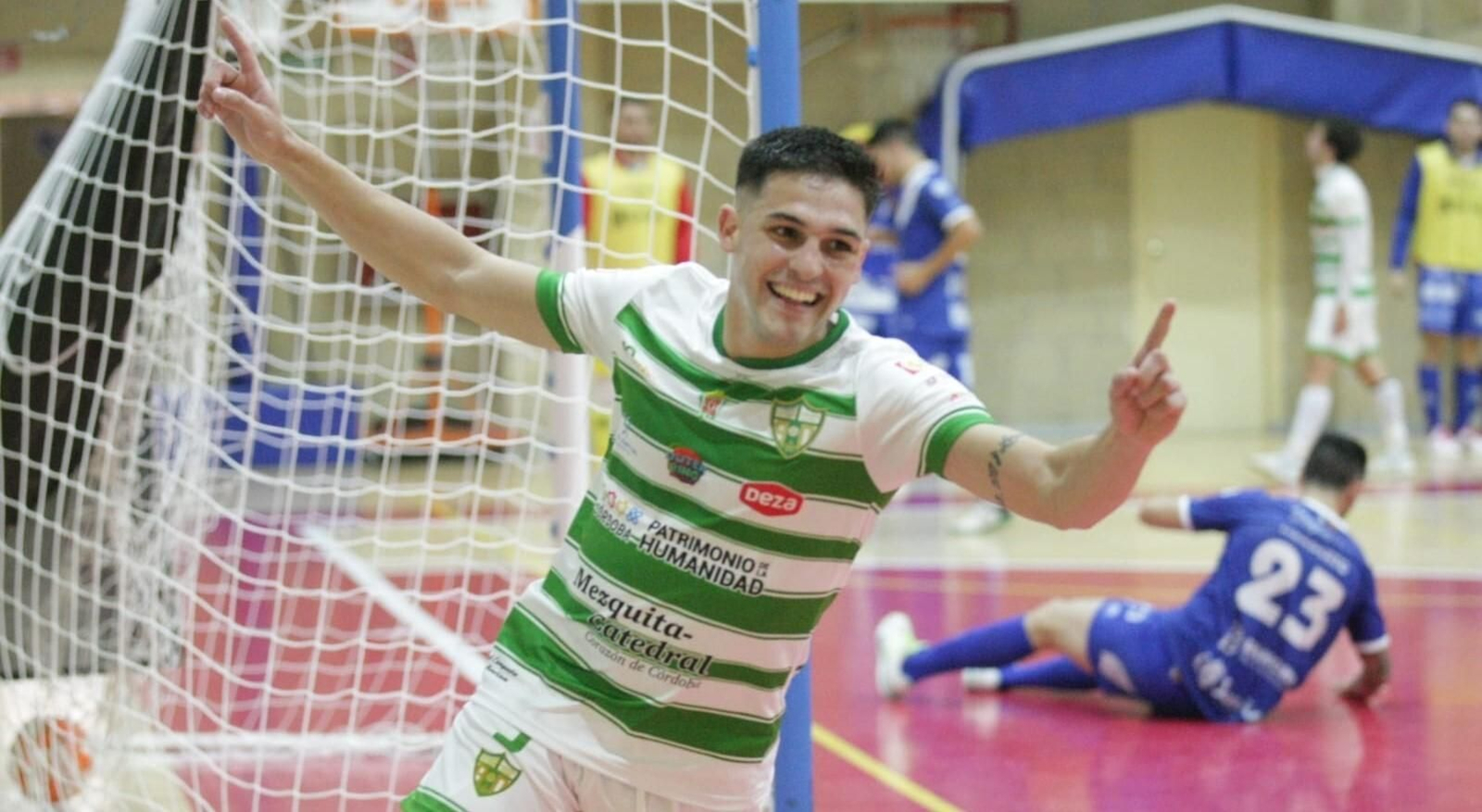 Álex Viana celebra uno de sus dos goles al Manzanares.