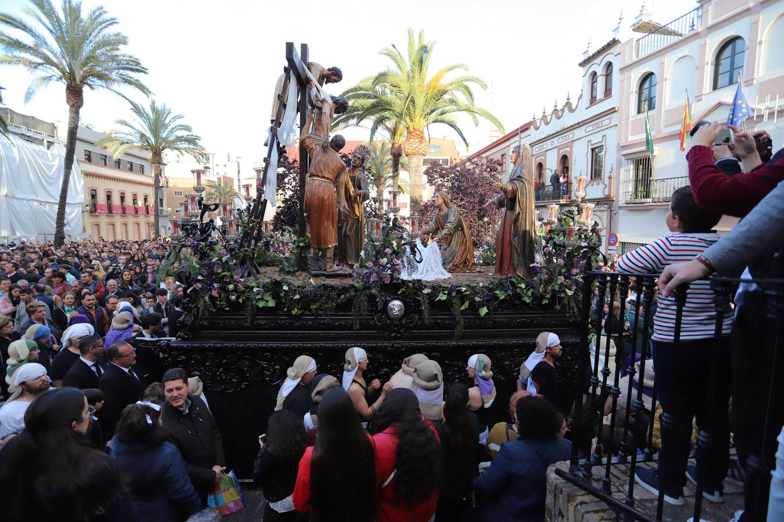 Imágenes de la procesión del Descendimiento por las  calles de Huelva