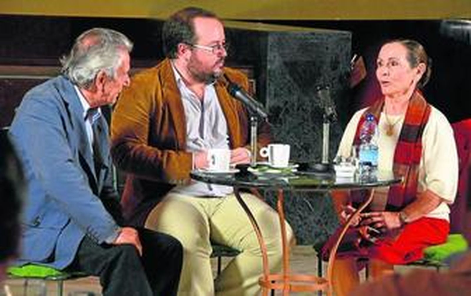 Un momento de la charla ayer de Angelita Gómez y Juan Parra.