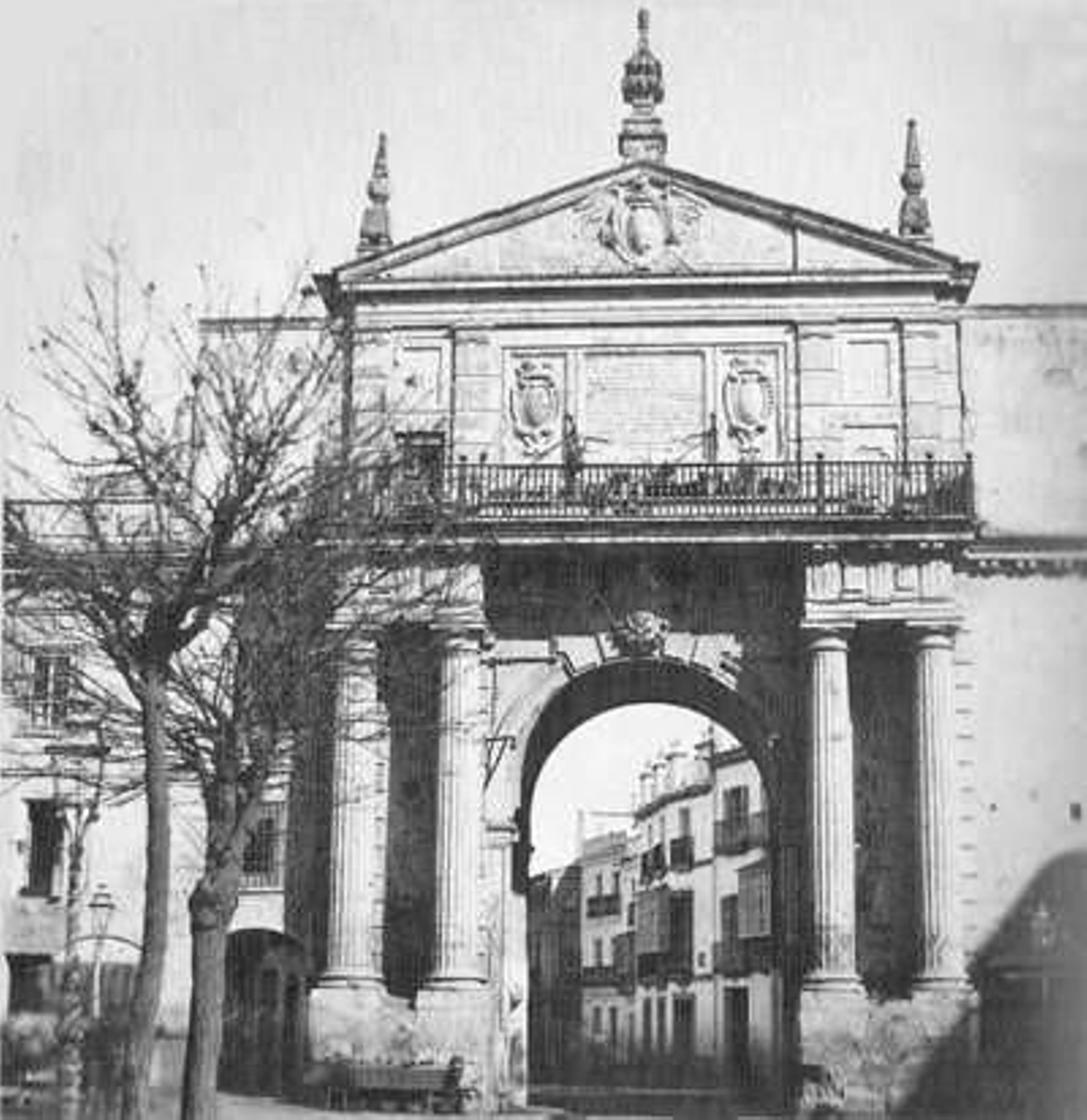 Detalle de la Puerta de Triana hacia 1860, se observa la apertura de una puerta de acceso lateral.