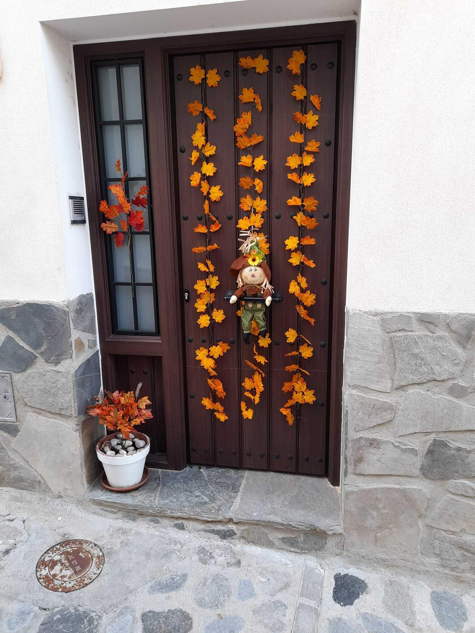 Bacares viste sus calles de otoño como reclamo turístico