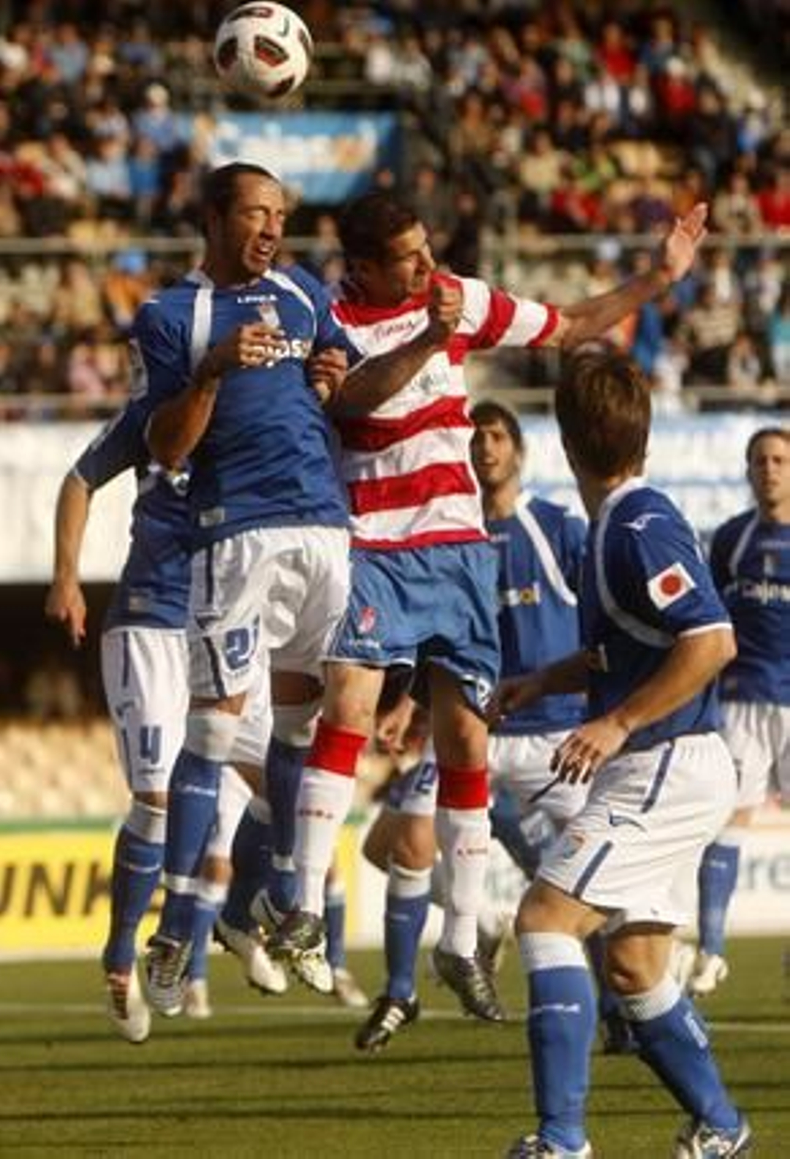 Azulinos y rojiblancos disputaron un encuentro muy igualado que, a dos minutos del final, se tradujo en un justo empate. 

Foto: Juan Carlos Toro
