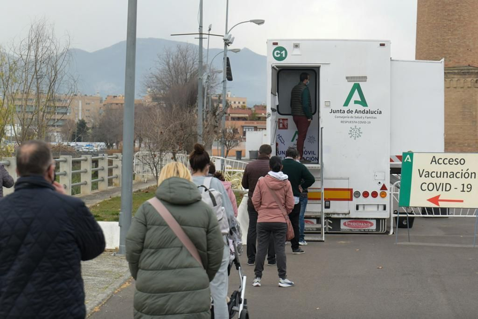 Esta mañana hubo pequeñas colas en la unidad móvil de vacunación sin cita de Fermasa