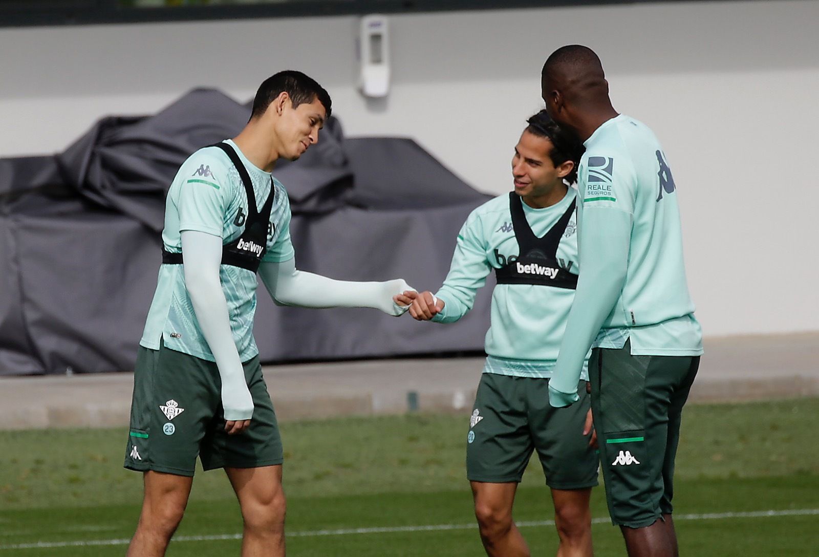 Mandi, con Lainez y Carvalho, en el entrenamiento de este viernes.